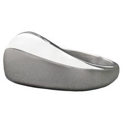 Anello "Wave Shelf" in argento sterling 925 di Leonie Simpson