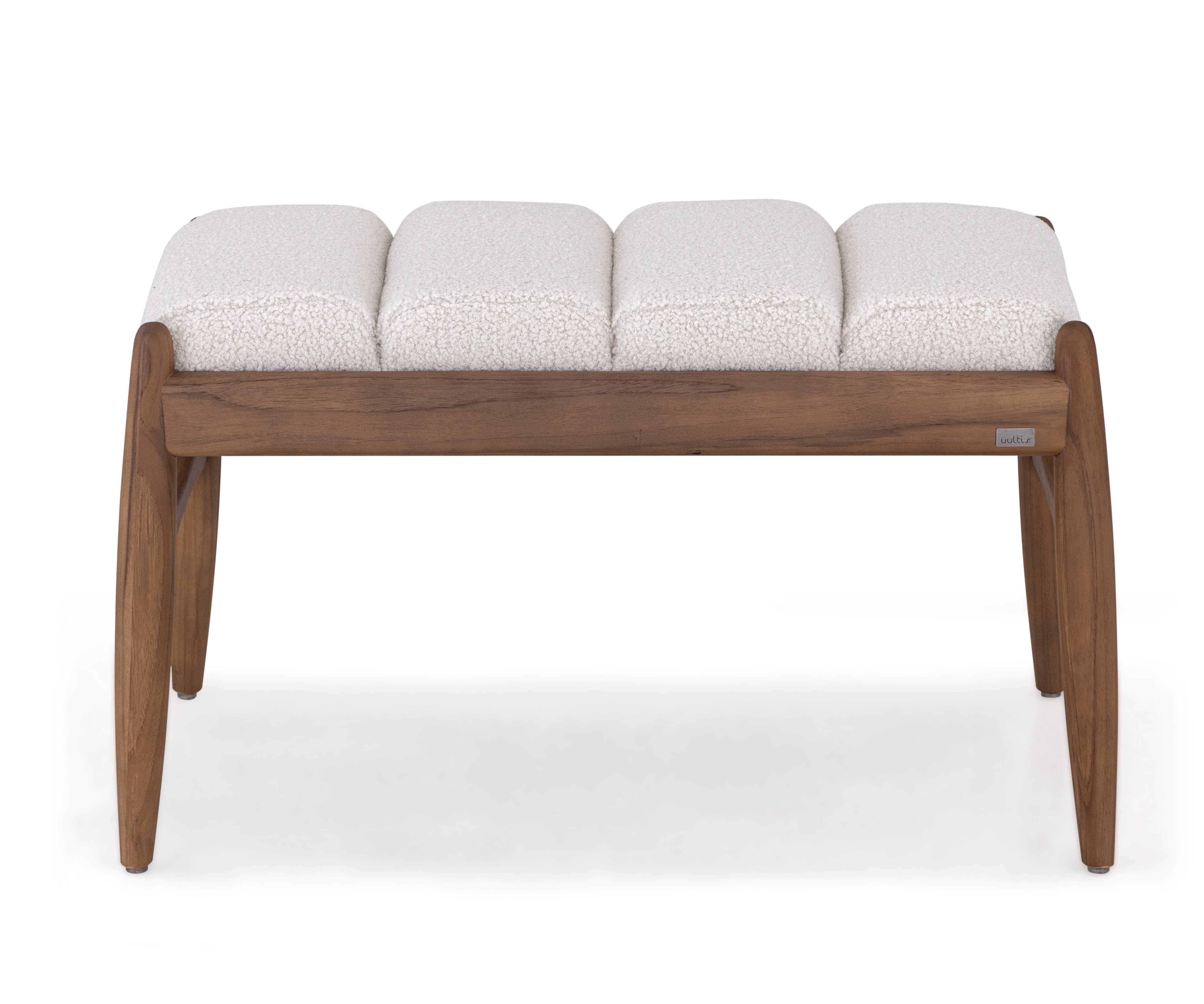 Panca monoposto Wave disegnata da Larissa Batista per Uultis Design in finitura noce con tessuto in pelle di pecora bianco sporco.  La panca Wave, progettata con cura meticolosa, unisce l'eleganza di ispirazione vintage alla raffinatezza moderna.