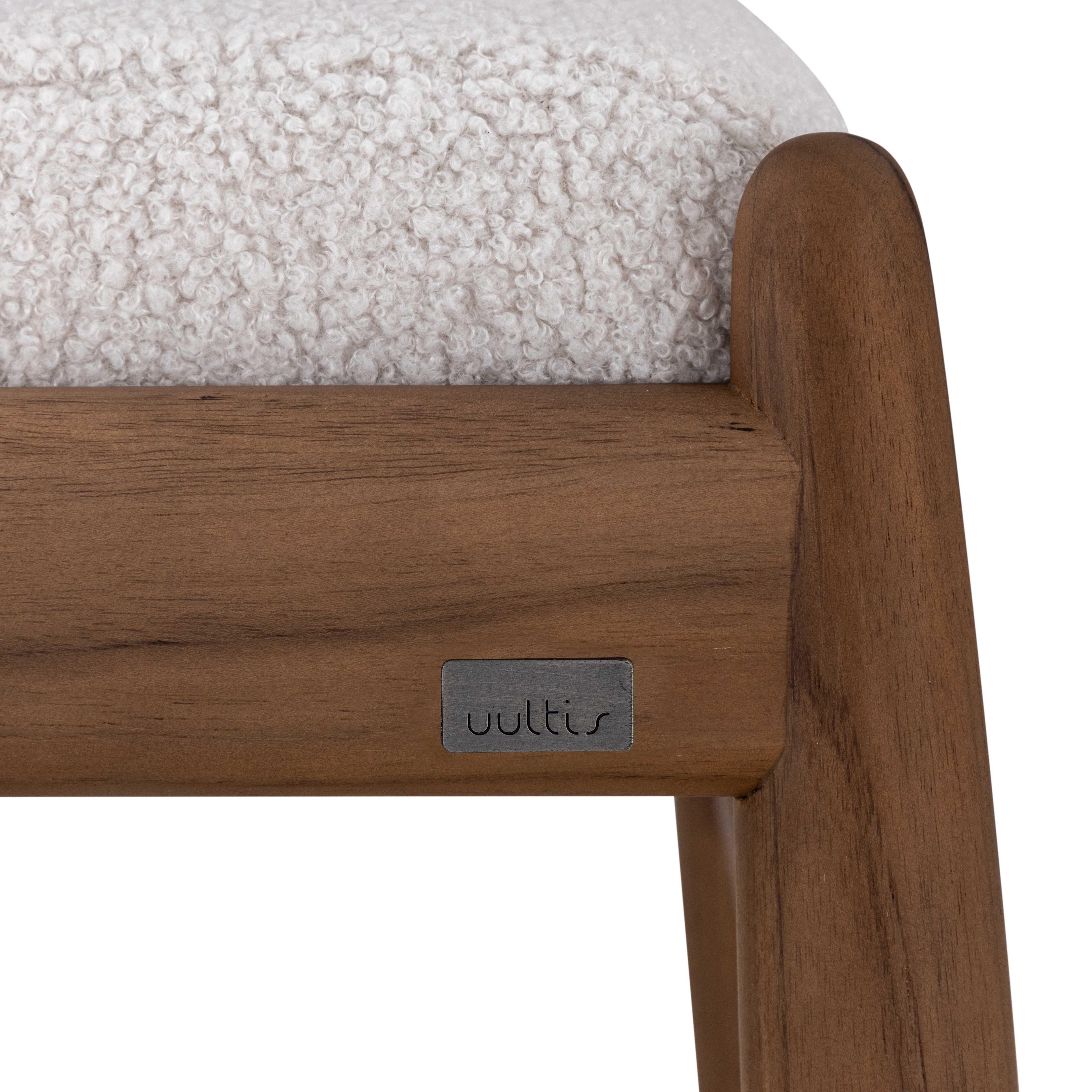 Mordenzato Panca a una seduta in finitura noce con tessuto in pelle di pecora bianco sporco, linea Wave in vendita