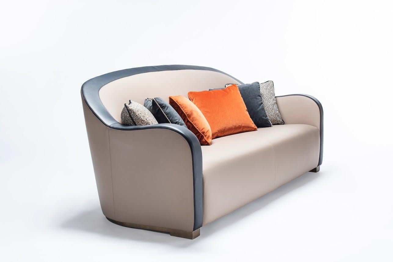 Le canapé Wave de Hugue Chevalier est un chef-d'œuvre d'élégance intemporelle, incarnant le style caractéristique de la marque. Avec ses courbes fluides et sculpturales, ce canapé crée un équilibre harmonieux entre sophistication moderne et luxe