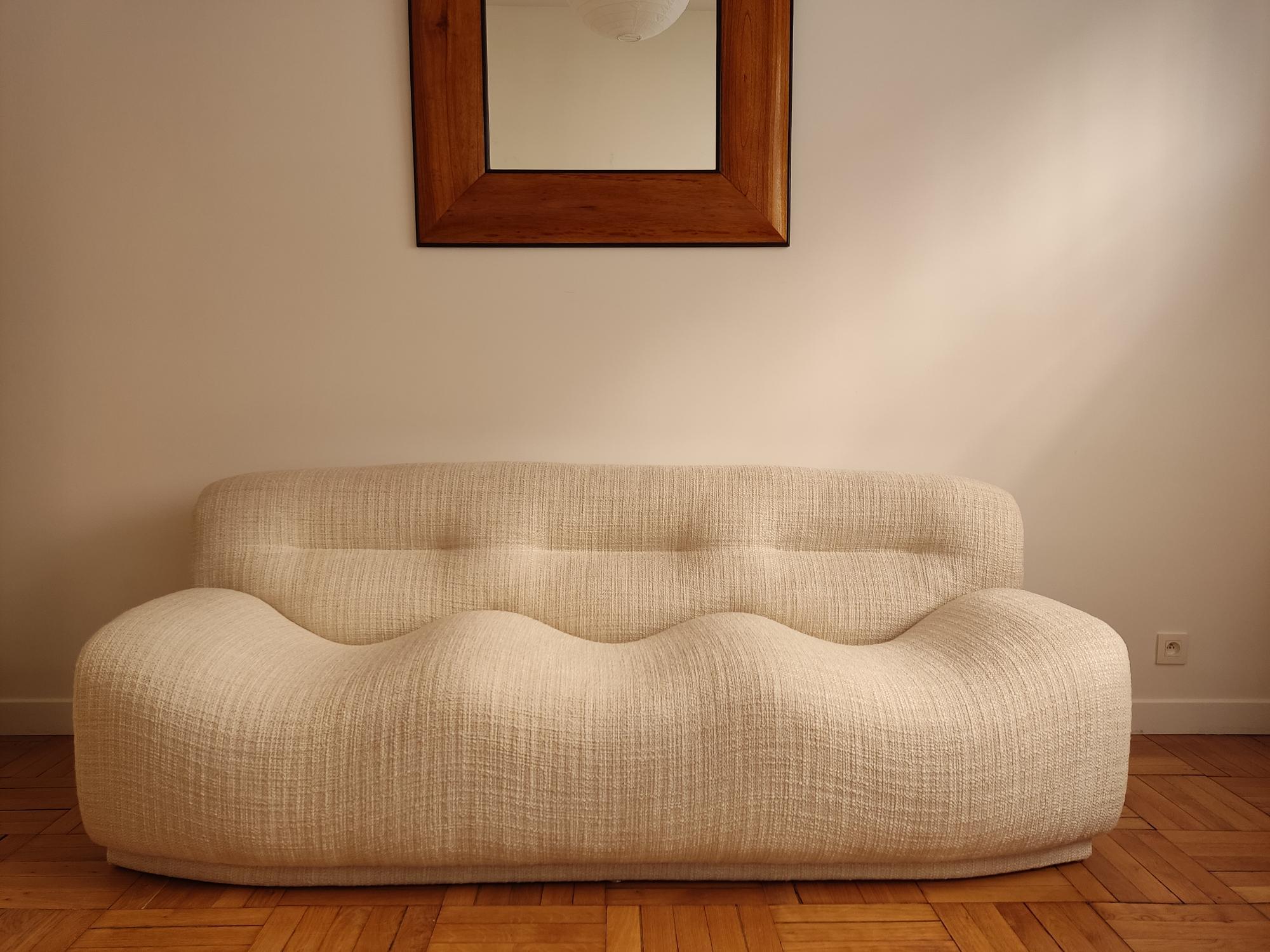 Italian 3-seater sofa attributed to Giampiero Vitelli - Italy 1970

Completely restored in a textured white fabric from Dedar.

The ridged lines delineating the 3 seats offer a strong personality and exceptional comfort.