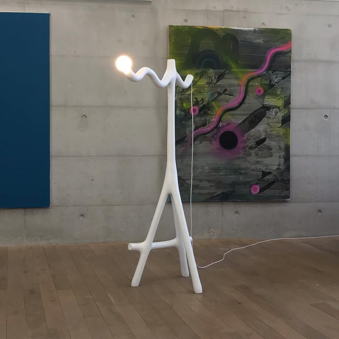 XXI secolo e contemporaneo Lampada da terra Wave Sticks in edizione limitata in sabbia e nylon di Hot Wire Extensions in vendita