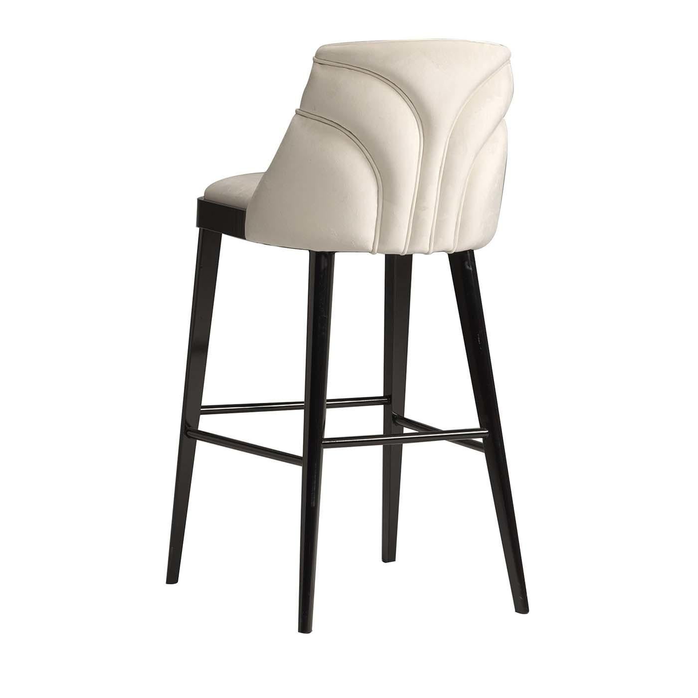 This fabulous stool with the Wave design makes a wonderful addition to any cosmopolitan style decor in the home. Combining tradition and modernity with a splendid look, this Oscar Collection piece features sophisticated elements, such as wood and