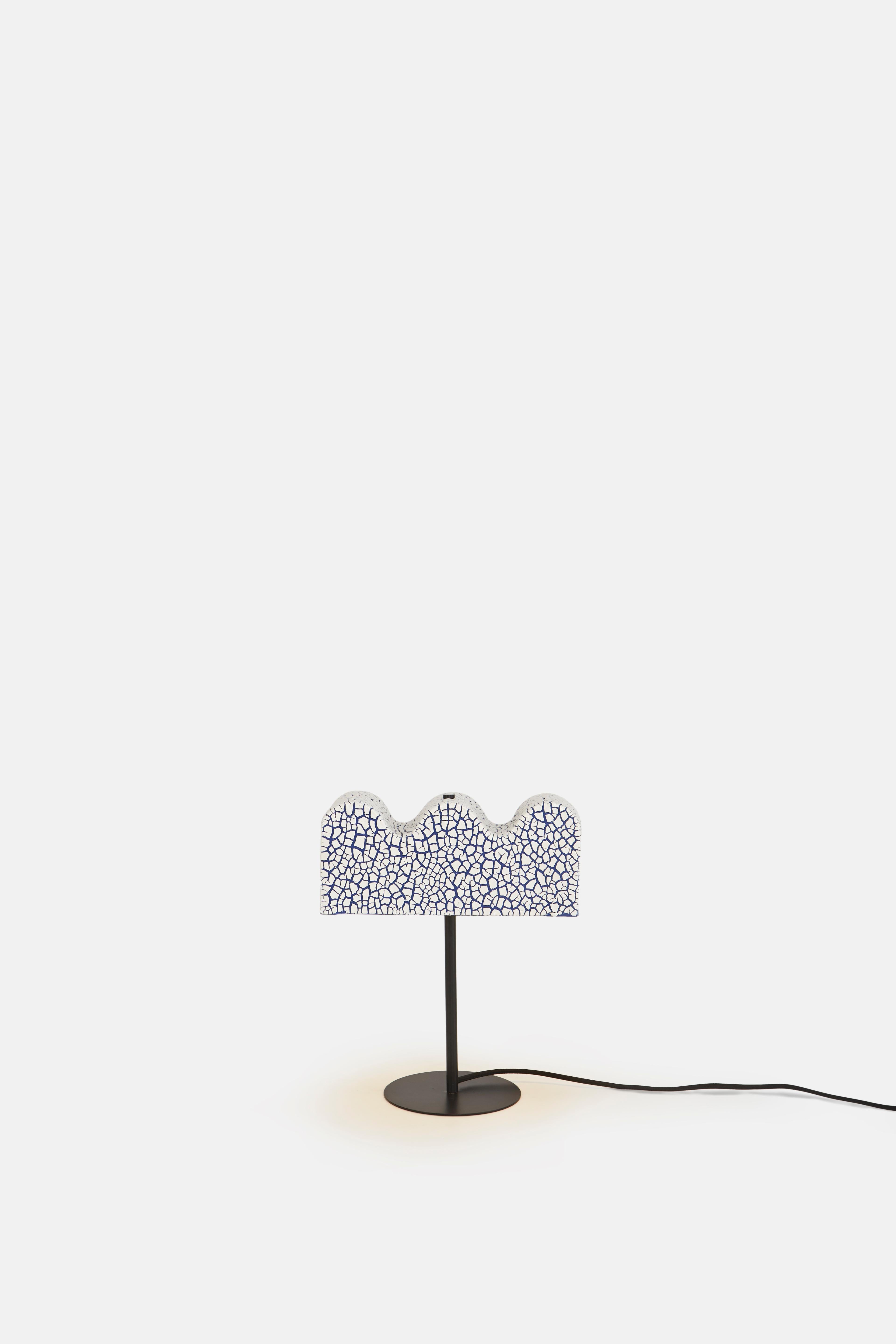 Lámpara de mesa Wave by Hatsu
Dimensiones: P 15 x An 28 x Al 32 cm
Materiales: Cerámica, acero inoxidable.

Todas nuestras lámparas pueden cablearse según cada país. Si se vende a EE.UU., se cableará para ese país, por ejemplo.

Esta forma ondulada