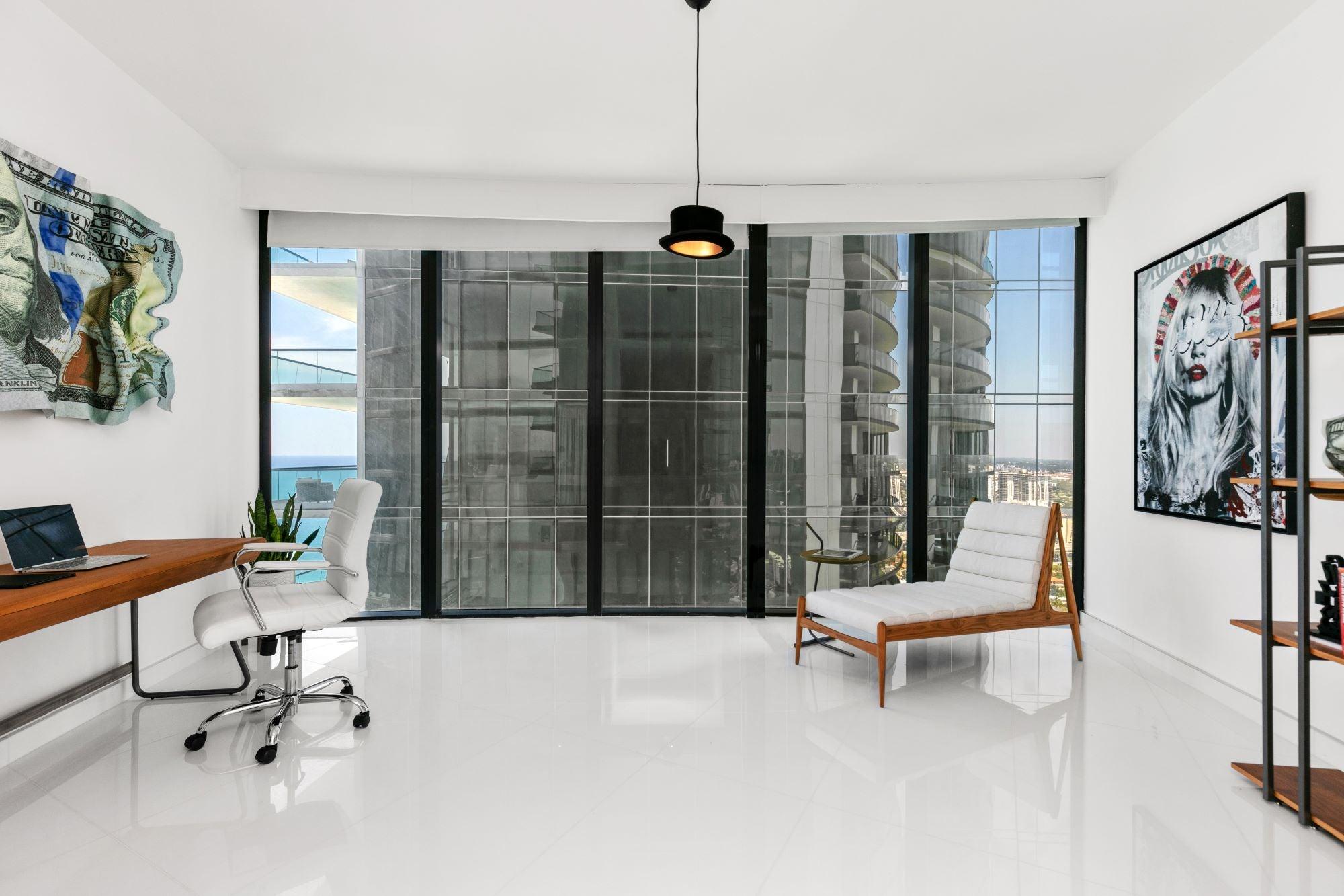 XXI secolo e contemporaneo Chaise longue in teak con tessuto bianco sporco e design d'ispirazione vintage, Wave Line in vendita