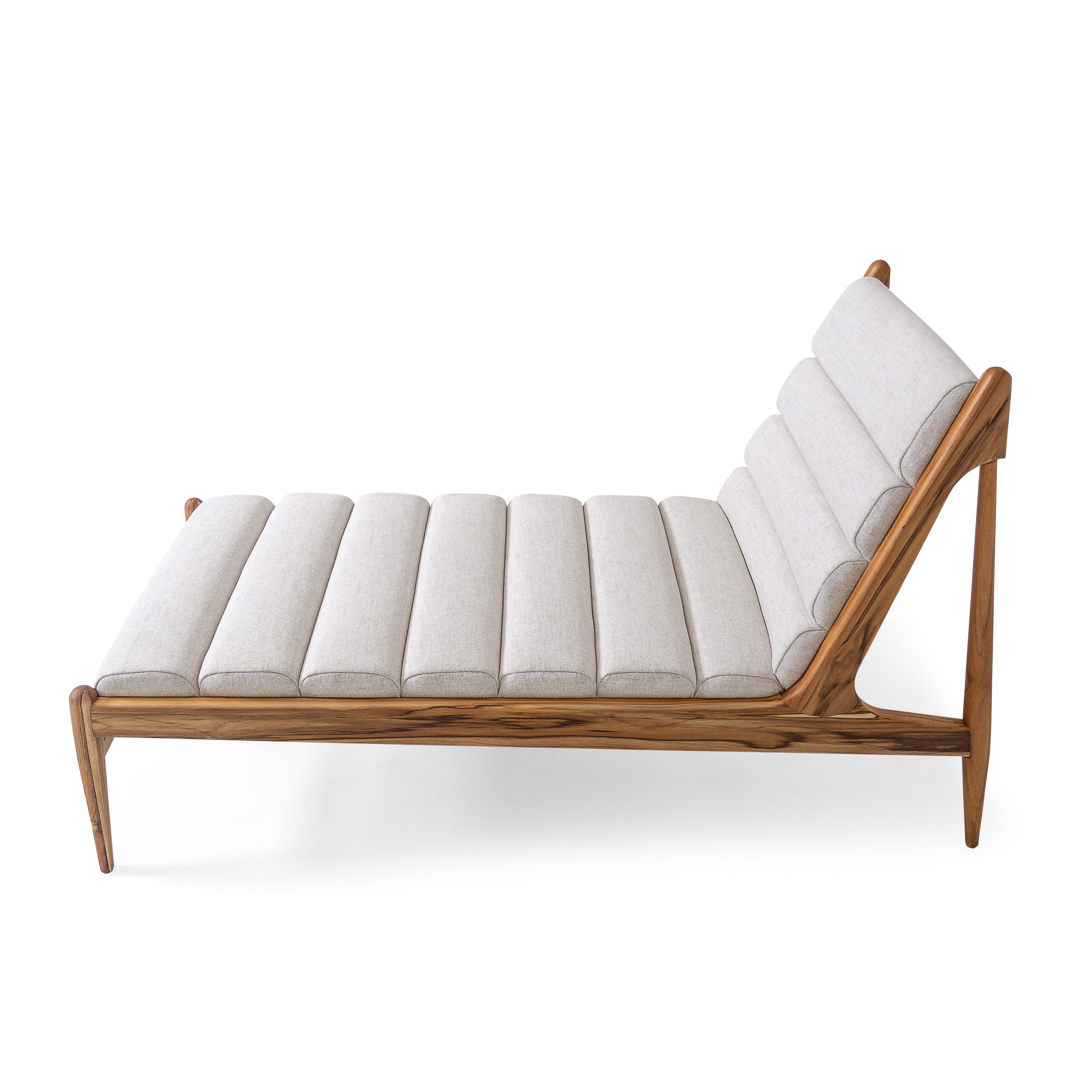 Chaise longue in teak con tessuto bianco sporco e design d'ispirazione vintage, Wave Line in vendita 2