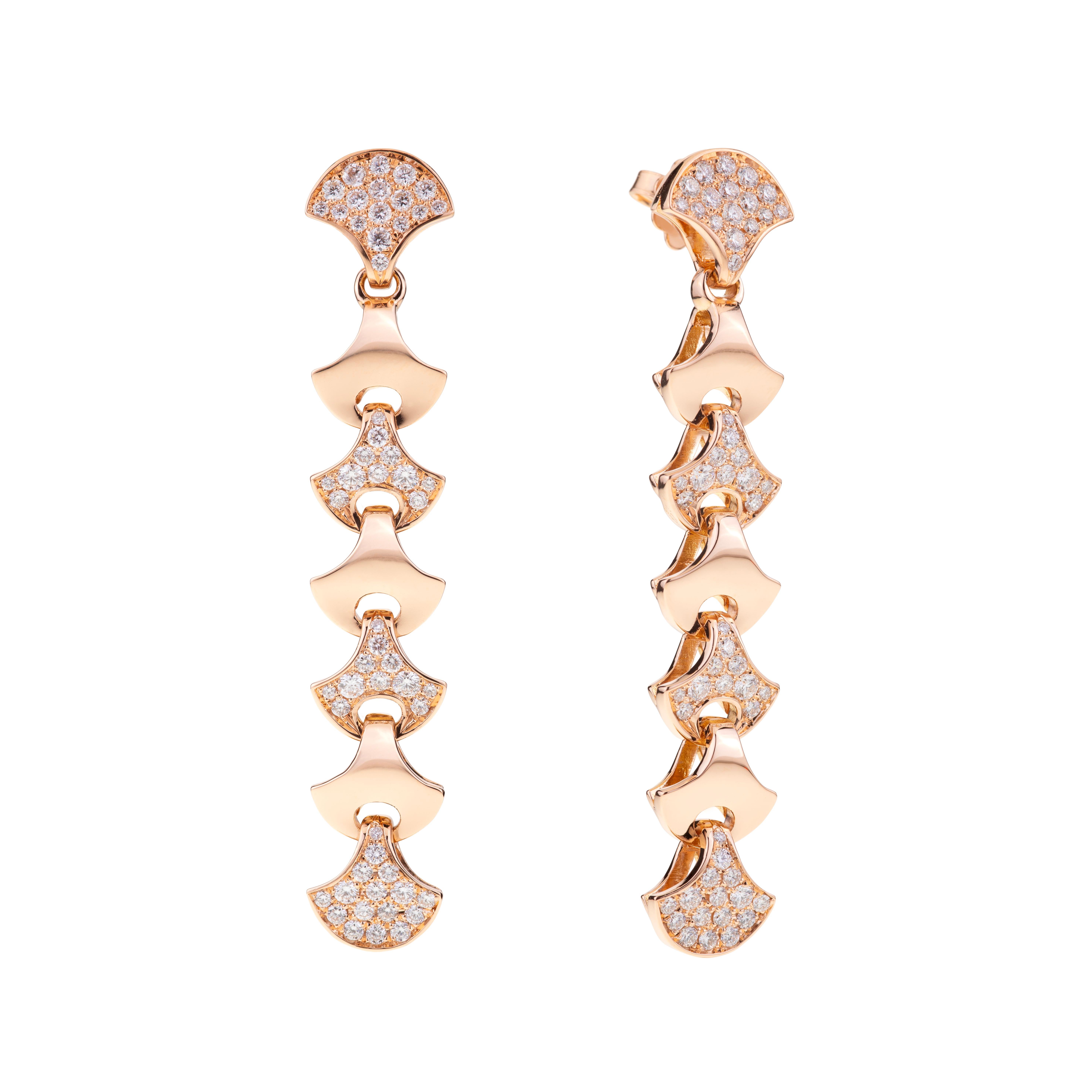 Pendientes Demi Tenis Ola de Angeletti Oro rosa con abanico de oro y diamantes.
Ocasión especial para estos Pendientes de Moda con un Diseño Único con Diamantes ct. 1.54 G-VS. El peso del oro de 18 quilates es de unos 22 gramos.  
La colección está