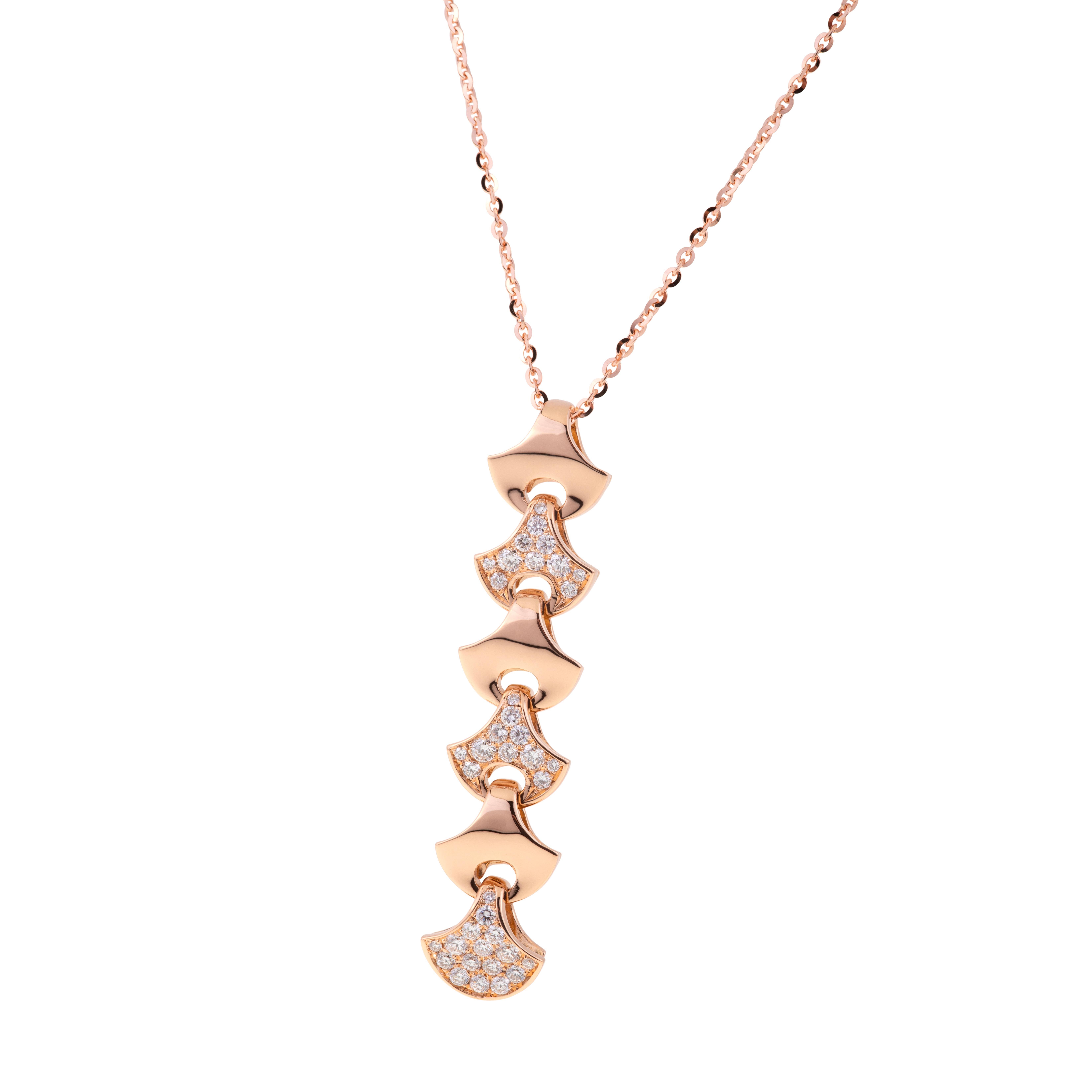 Colgante Tenis Onda de Angeletti Oro Rosa con Abanico de Oro y Diamantes.
Ocasión especial para este anillo de moda con un Diseño Único con abanico Demi en Oro y Diamantes ct. 0.54 G-VS. El peso del oro de 18 quilates es de unos 8,20 gramos. 
La
