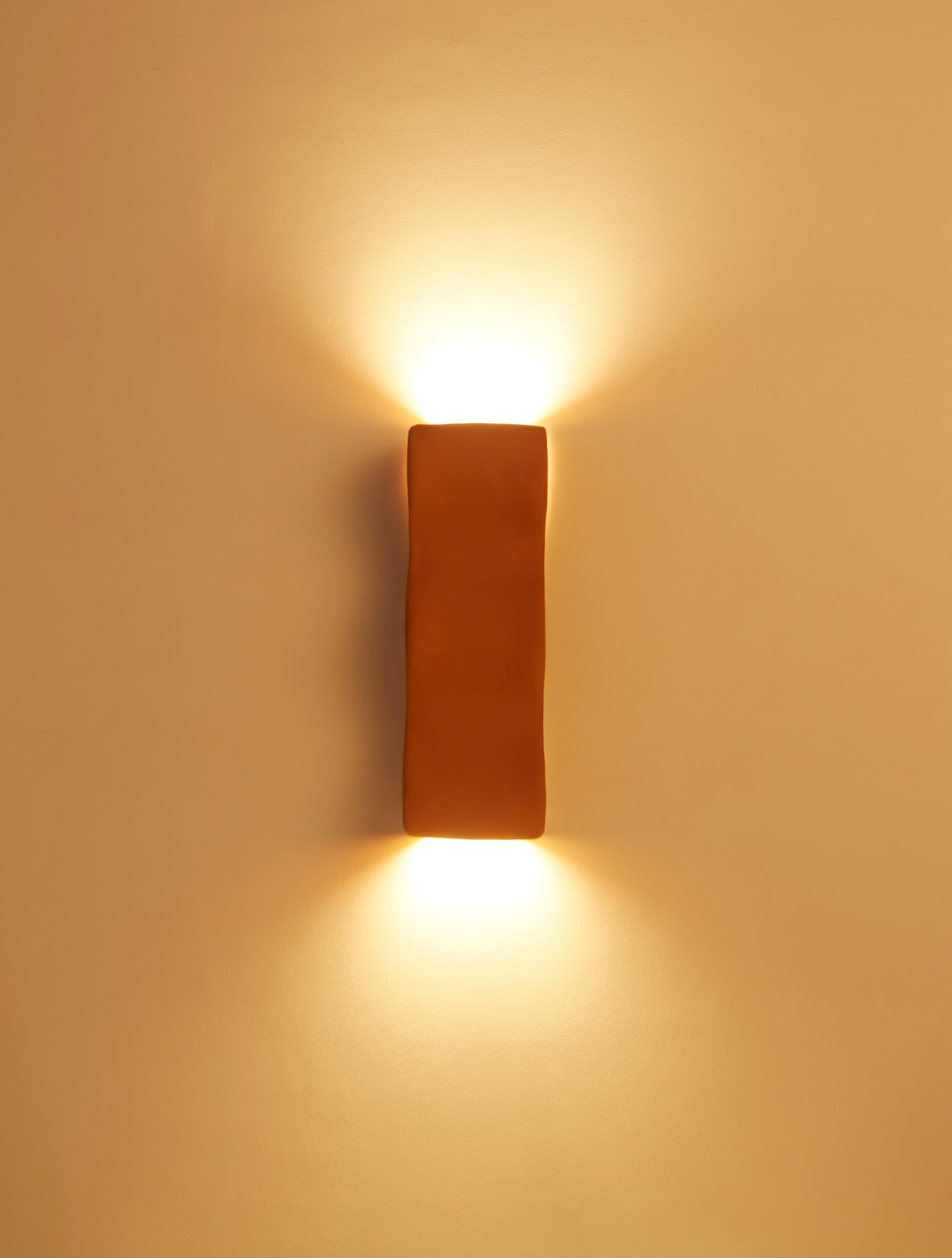 Lampada da parete Wave di Hatsu
Dimensioni: D. 10 x L. 10,3 x H. 32,8 cm
Materiali: Ceramica, metallo.

Tutte le nostre lampade possono essere cablate a seconda del Paese. Se viene venduto negli Stati Uniti, sarà cablato per gli Stati Uniti, ad