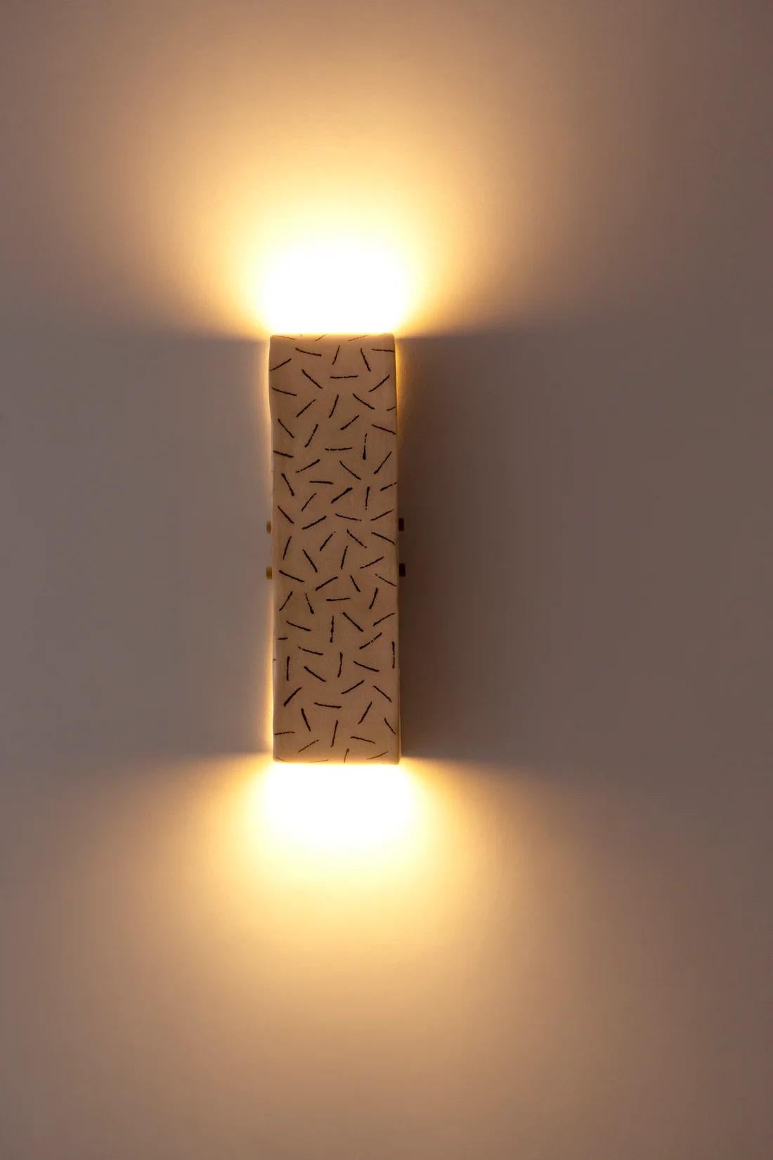 Lampada da parete Wave di Hatsu
Dimensioni: D. A. 10 x L. 11 x H. 33 cm
Materiali: Ceramica, metallo.

Disponibile anche in terracotta o in blu. Contattateci.

Tutte le nostre lampade possono essere cablate a seconda del Paese. Se viene venduto