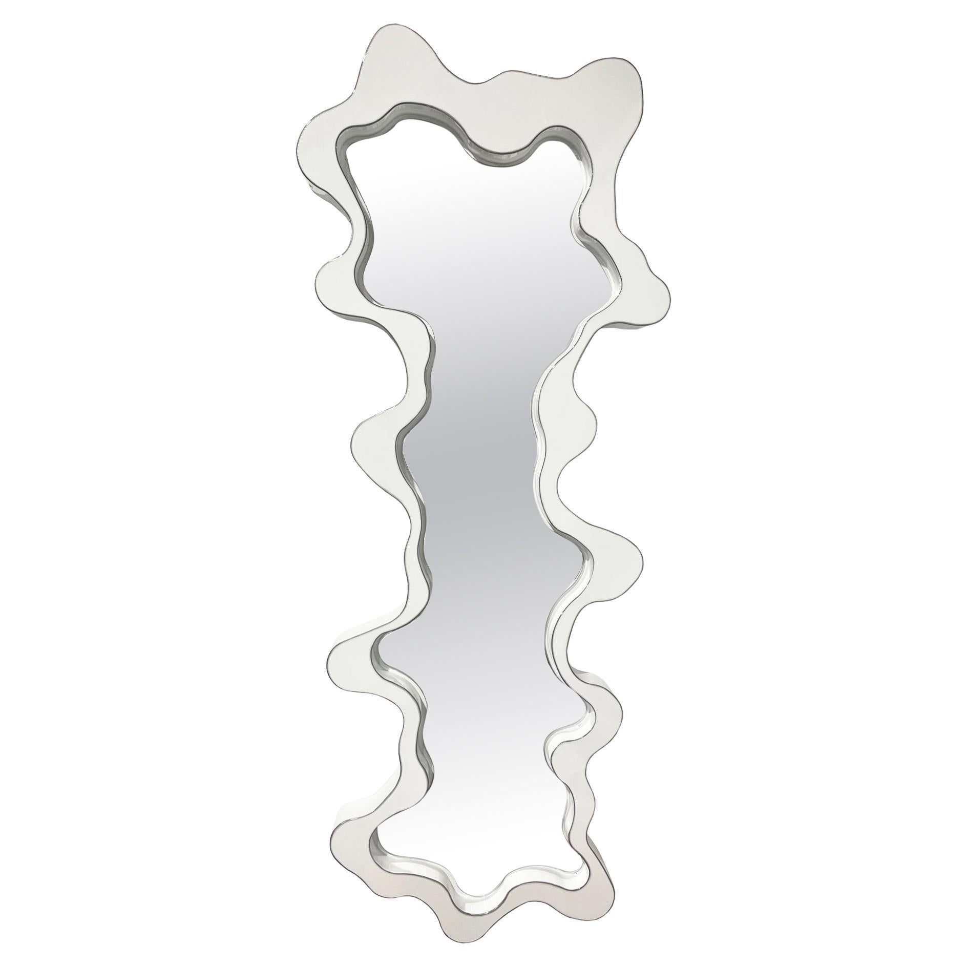 Specchio da parete contemporaneo bianco di Bert Furnari, in alluminio verniciato a polvere, dallo stile futuristico