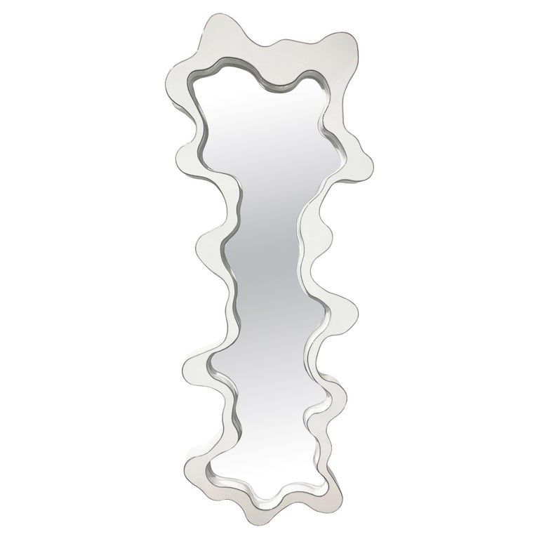 Moderner weißer Wandspiegel von Bert Furnari aus pulverbeschichtetem Aluminium – futuristisch im Angebot bei 1stDibs Deutschland