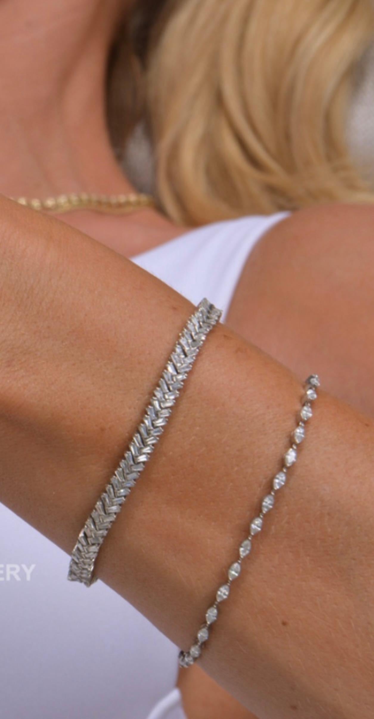 Lorsque le design audacieux rencontre la sophistication sans effort, la Collection S/One est méticuleusement fabriquée pour faire une déclaration. Au cœur de cette collection se trouve le saisissant bracelet de tennis à chevrons, orné de 3,23 carats