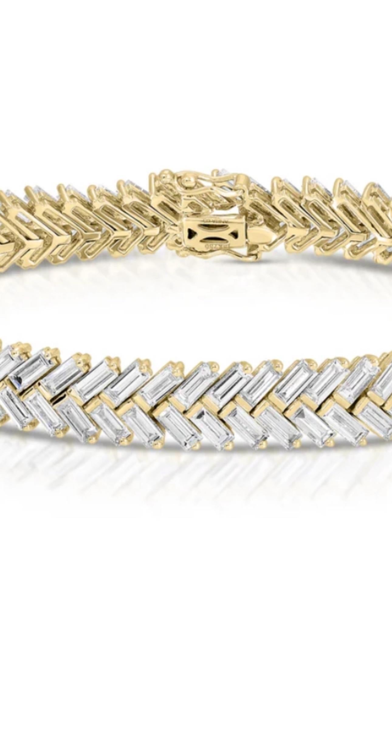 Lorsque le design audacieux rencontre la sophistication sans effort, la Collection Waverly est méticuleusement fabriquée. Au cœur de cette collection se trouve l'étonnant bracelet de tennis à chevrons, orné de 3,23 carats de pierres baguettes