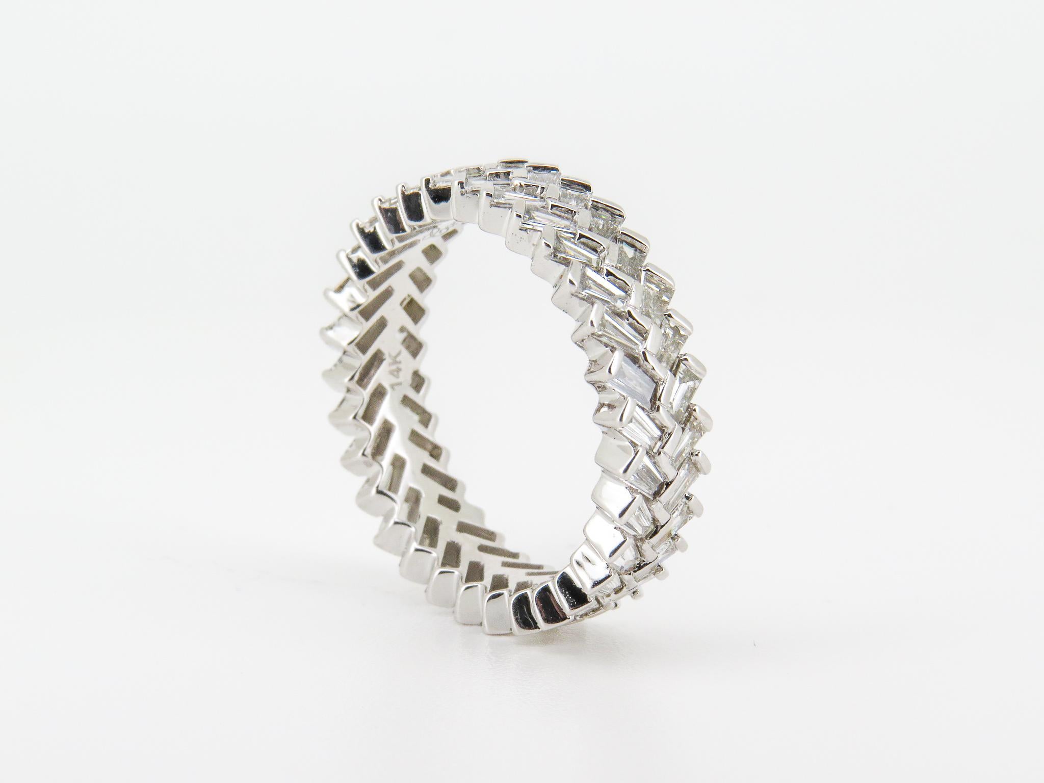 Taille baguette Bague d'éternité « Waverly Herringbone » en or jaune 14 carats avec diamants baguettes de 2 carats en vente