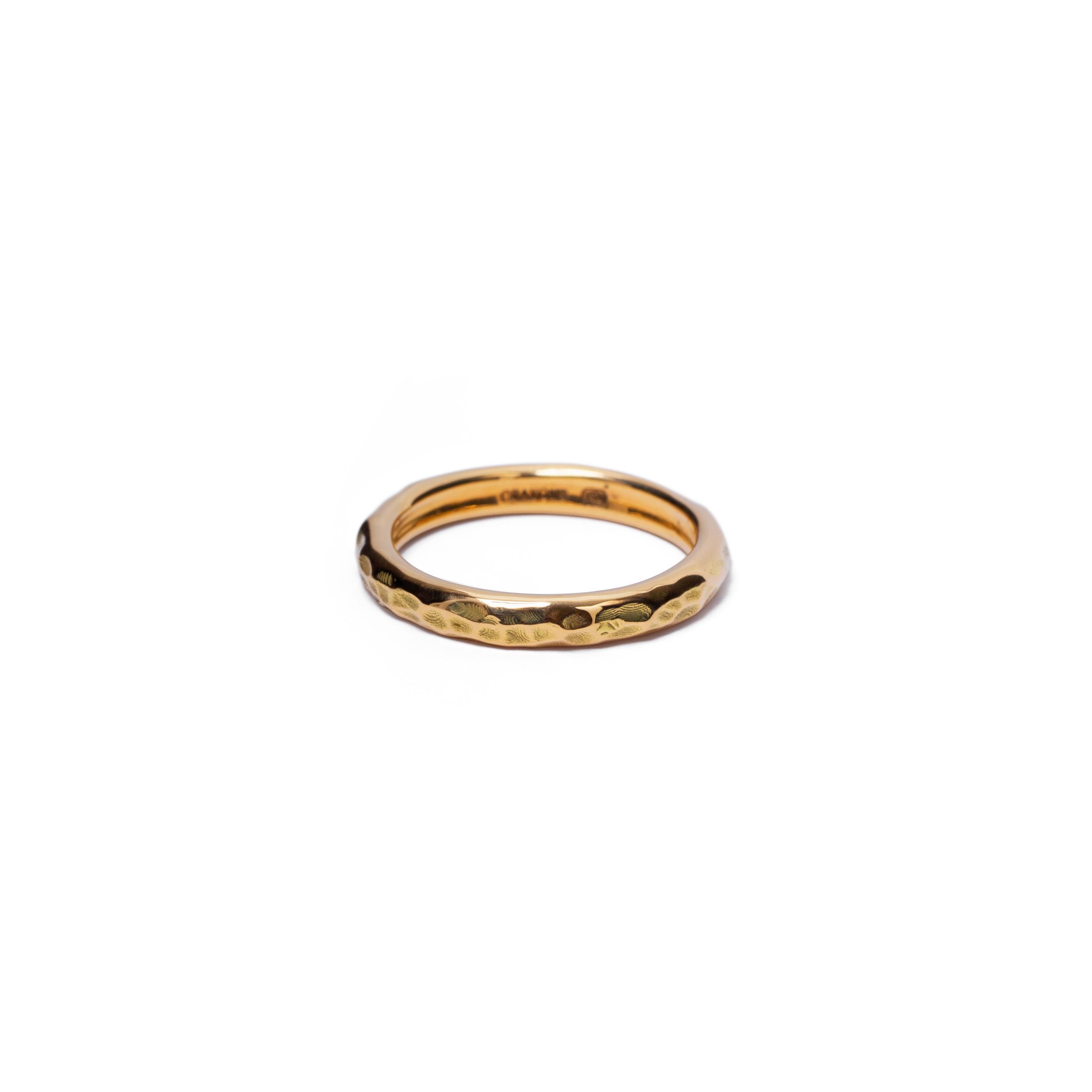 The Organic Ring features an irregular design with organic facets, highlighting the handcrafted work involved in creating the piece.
The ring will be developed according to the customer's measurements.