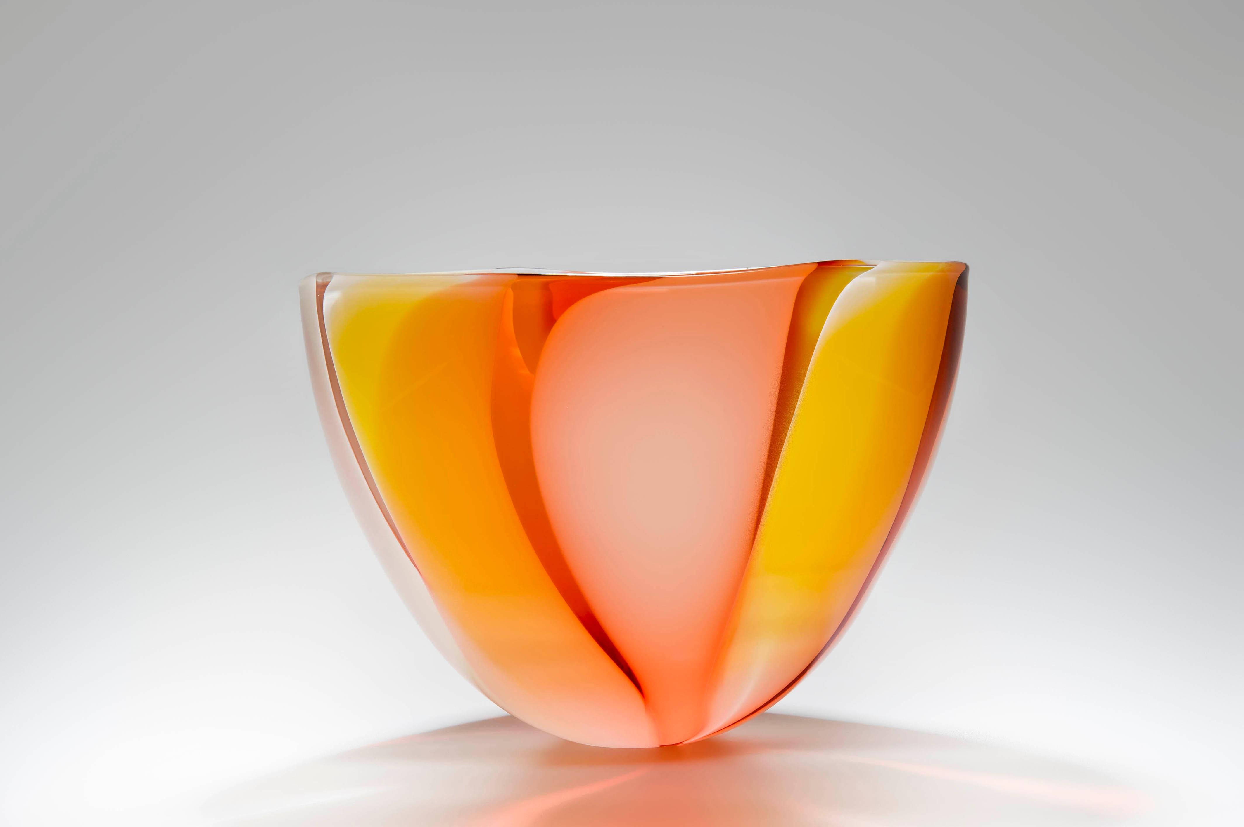 Moderno Waves No 245, una ciotola di vetro unica nel suo genere  in Giallo, Rosa e Arancione di Neil Wilkin in vendita