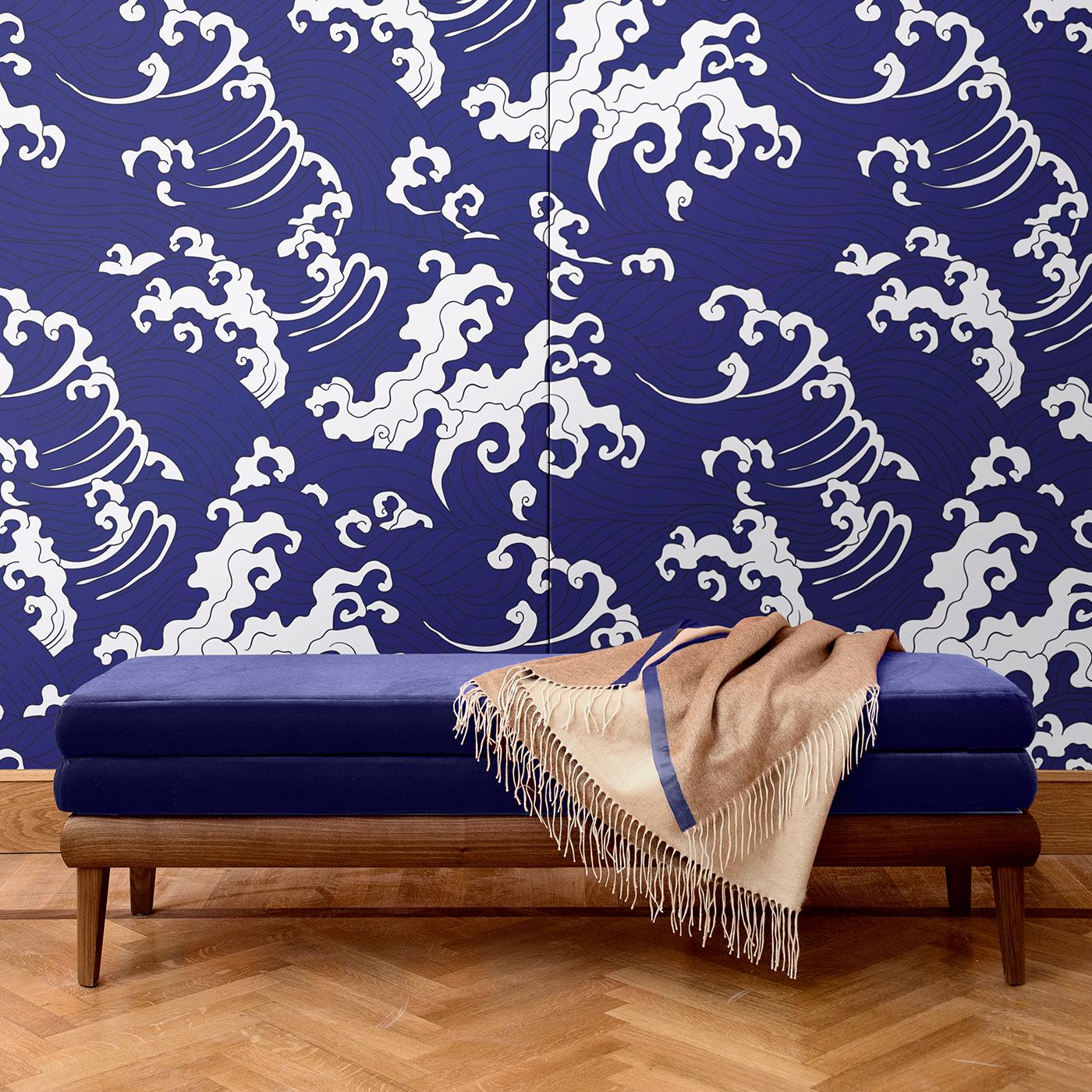 Purple and white are the hues of this wall covering, whose dynamic and sophisticated design is inspired by traditional Japanese art. Depicting a tempestuous sea with curved punctuated by white foam, this dramatic decoration can be used to adorn an