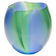 Bol unique en verre soufflé à la main « Waves in Blue & Green » de Neil Wilkin