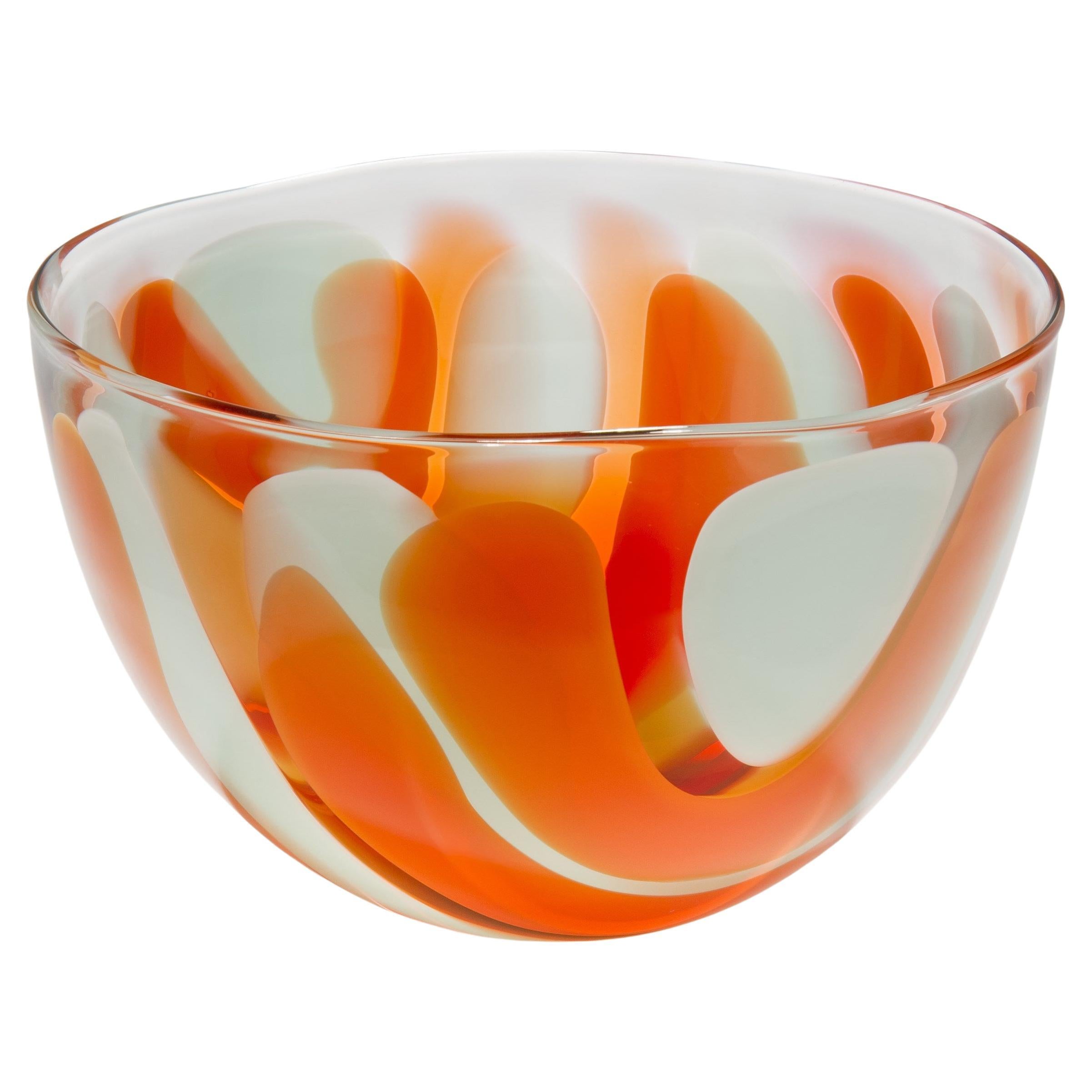 Waves No 370, eine einzigartige mundgeblasene Schale aus orangefarbenem und celadonfarbenem Glas von Neil Wilkin im Angebot