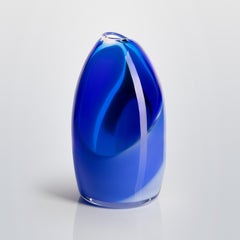 Waves No 435, eine abstrakte Vase aus blauem und gelbem/gelbem/grünem Glas von Neil Wilkin