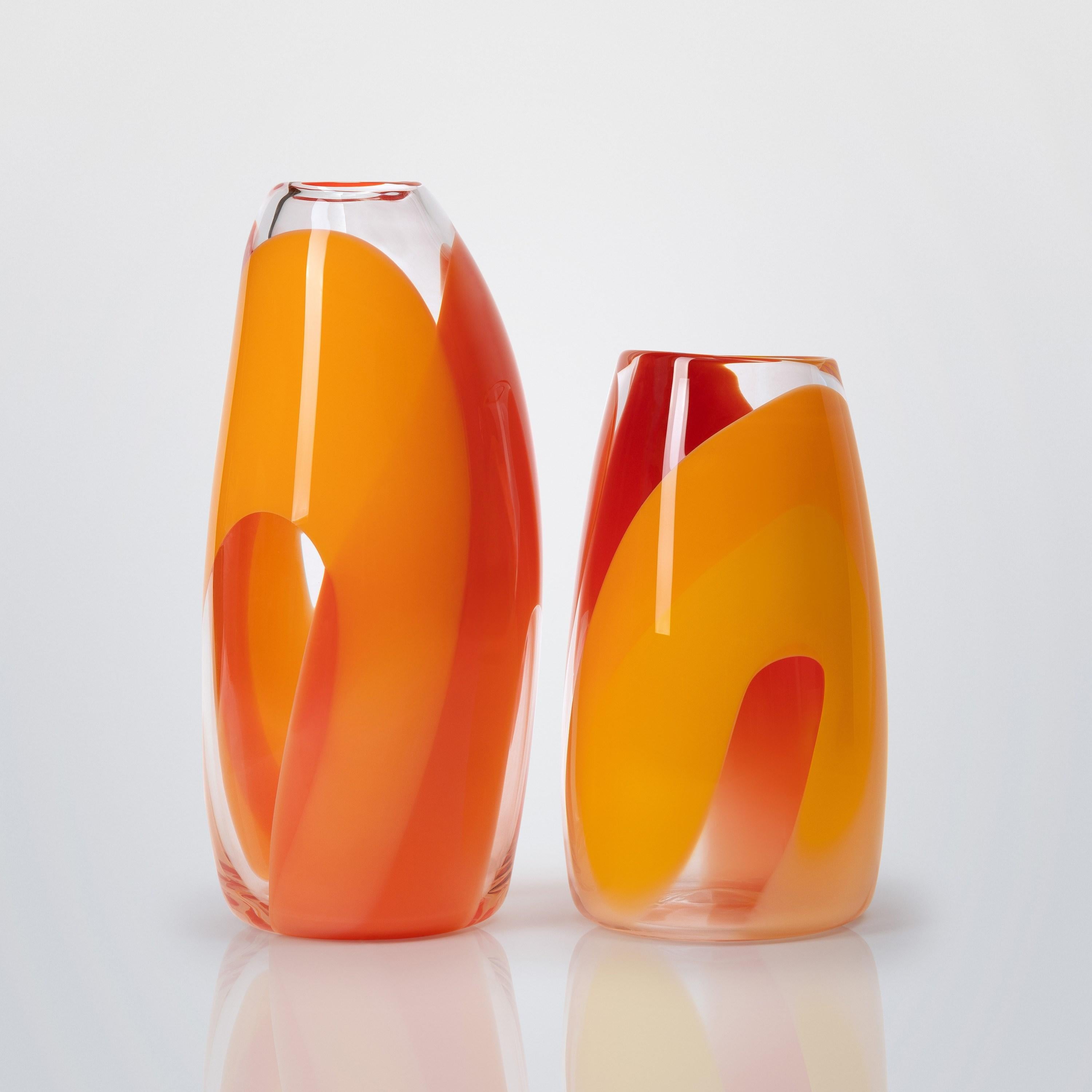 Fait main Vase Waves No 464, en verre soufflé à la main, transparent, orange et jaune, de Neil Wilkin en vente