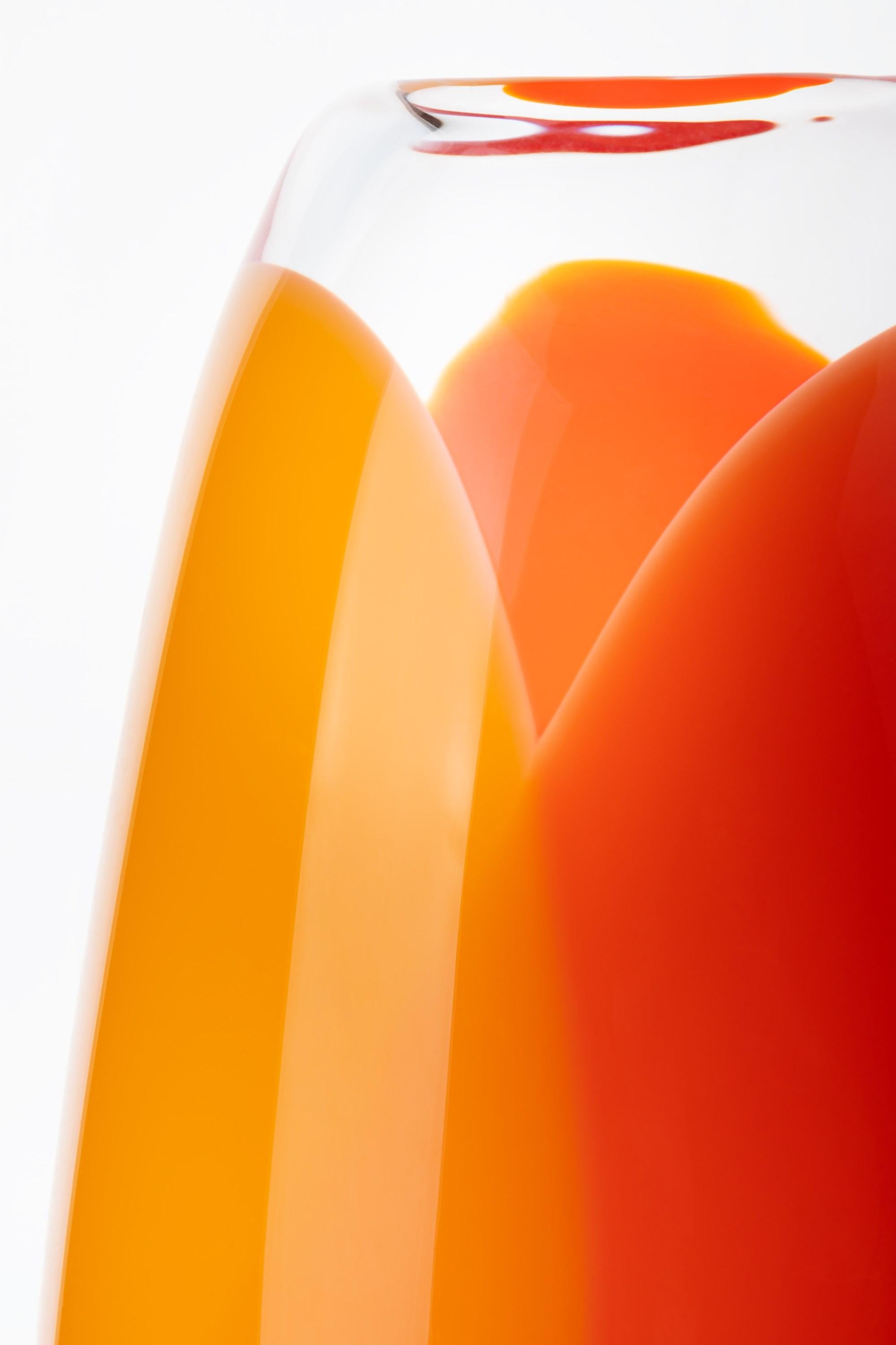 XXIe siècle et contemporain Vase Waves No 466, en verre fluide abstrait, rouge et jaune riche, de Neil Wilkin en vente
