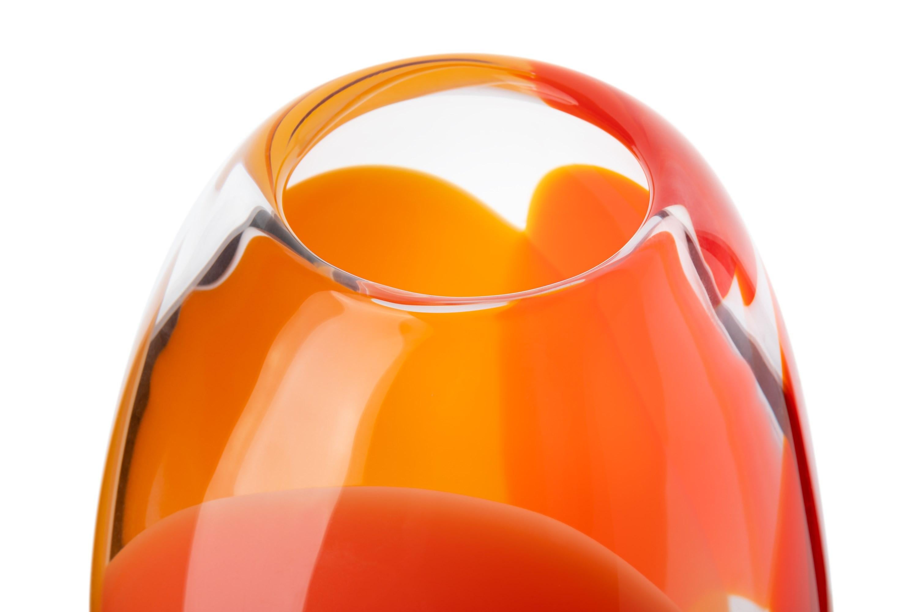 Verre Vase Waves No 466, en verre fluide abstrait, rouge et jaune riche, de Neil Wilkin en vente