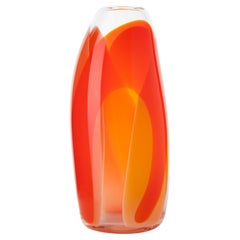 Vase Waves No 466, en verre fluide abstrait, rouge et jaune riche, de Neil Wilkin