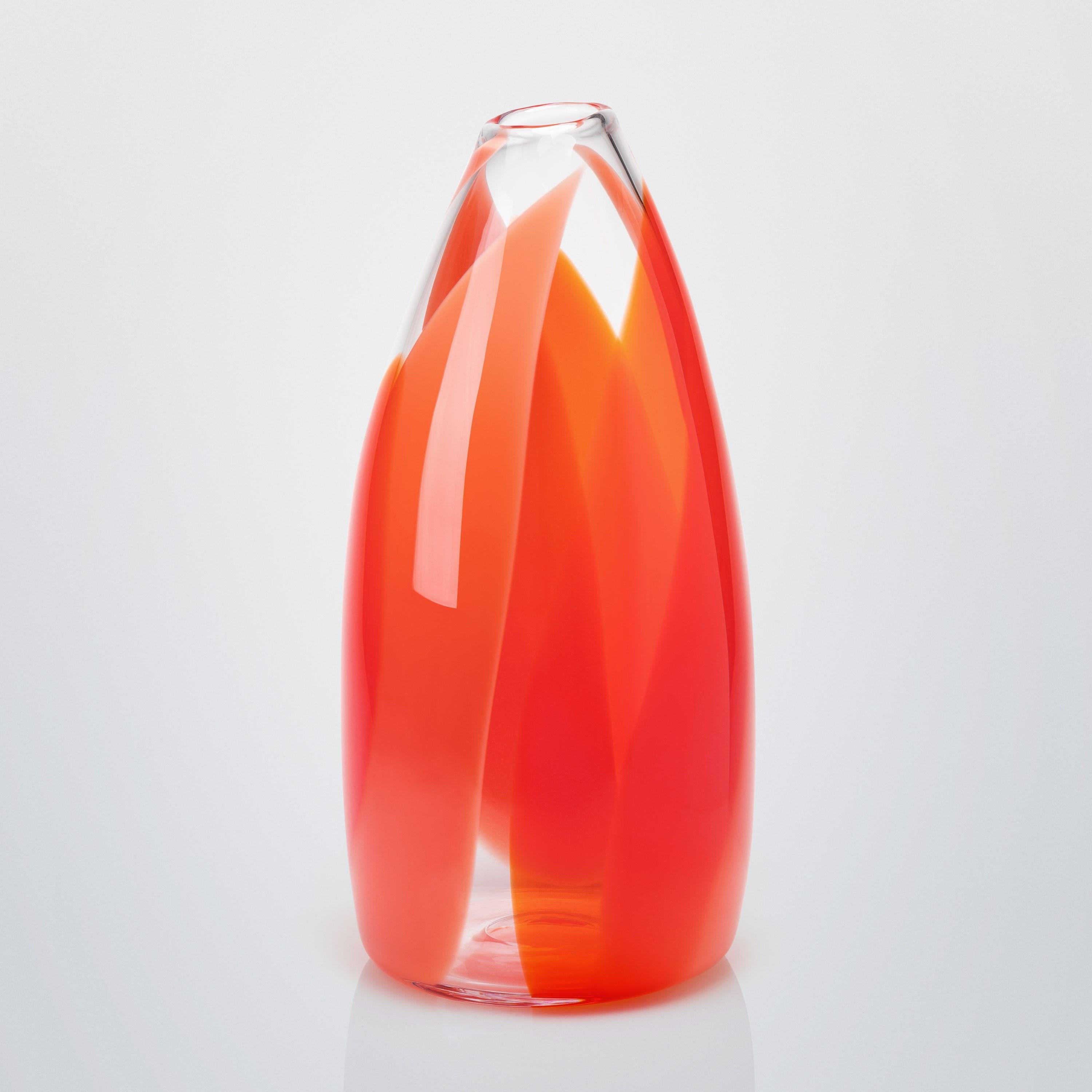 Organique Vase Waves No 491, en verre soufflé à la main rouge, pêche et orange abstrait de Neil Wilkin en vente