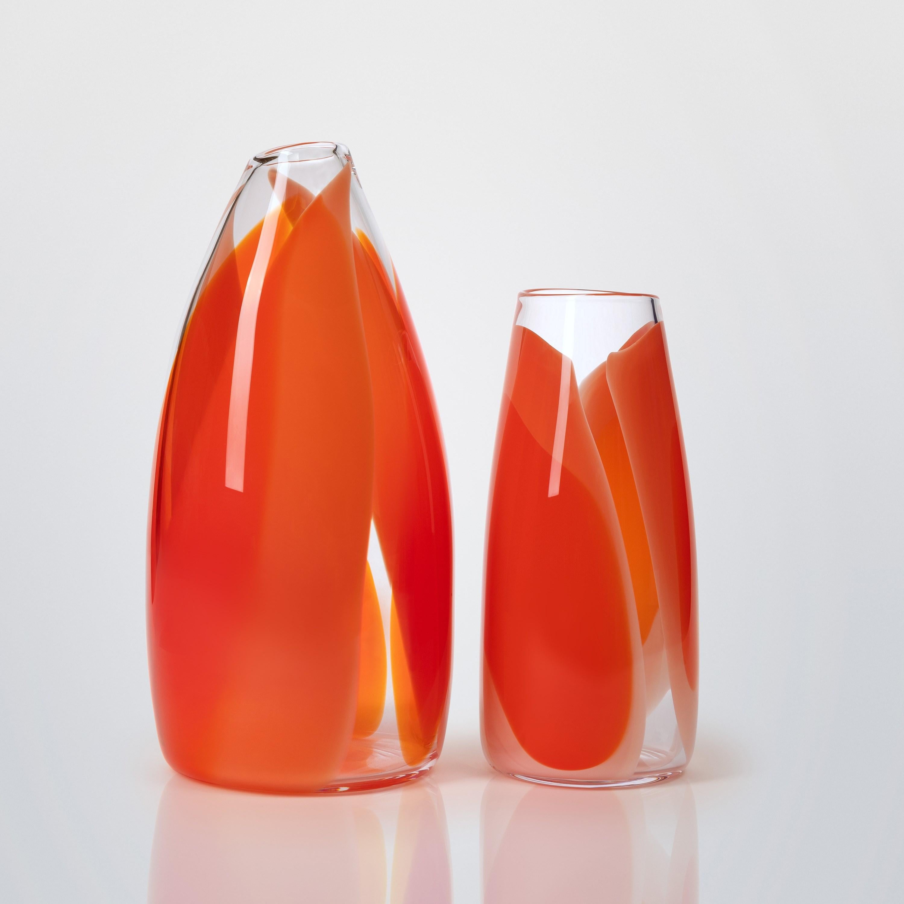 Britannique Vase Waves No 491, en verre soufflé à la main rouge, pêche et orange abstrait de Neil Wilkin en vente