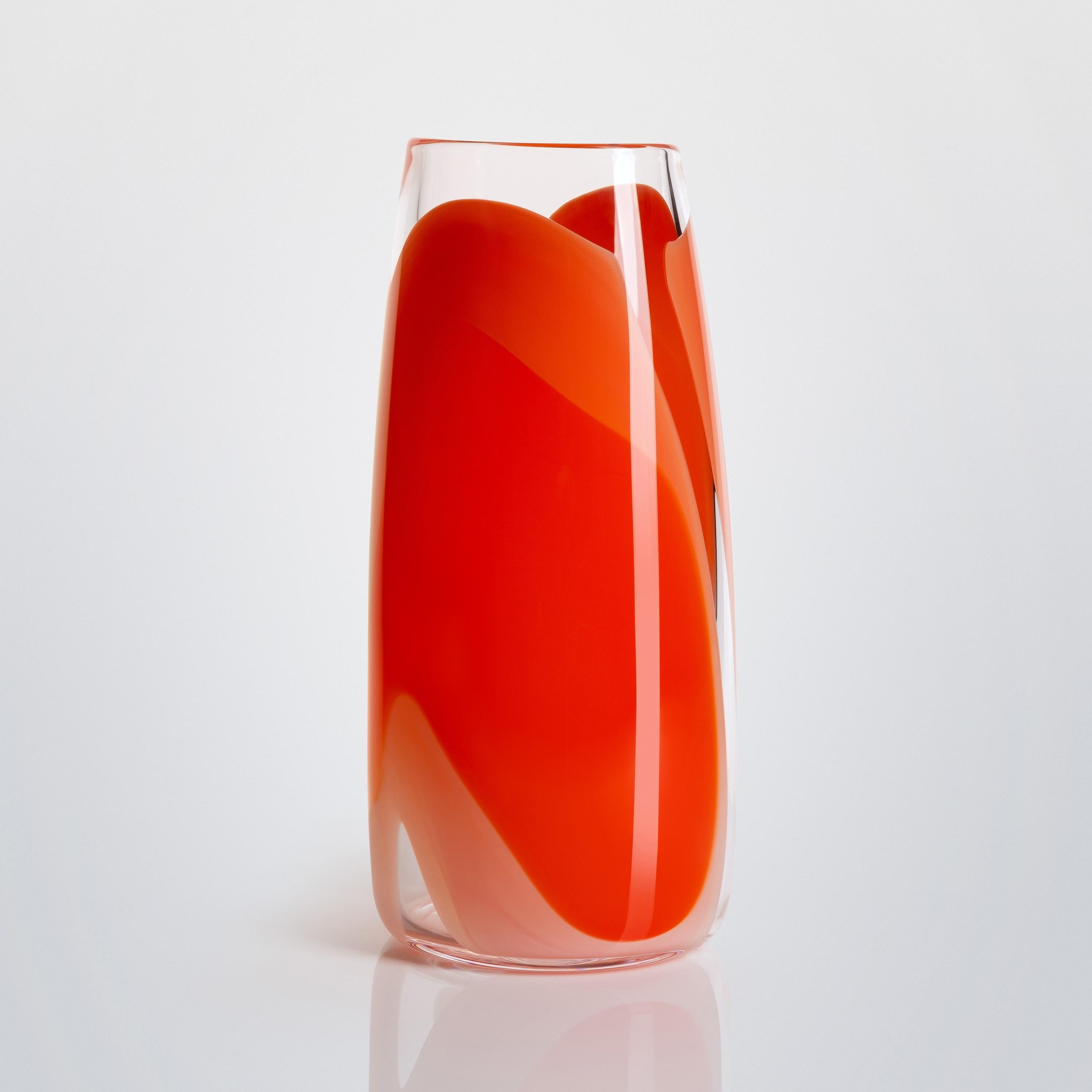 Organico moderno Waves n. 586, un vaso astratto in vetro soffiato a mano rosso, pesca e rosa di Neil Wilkin in vendita