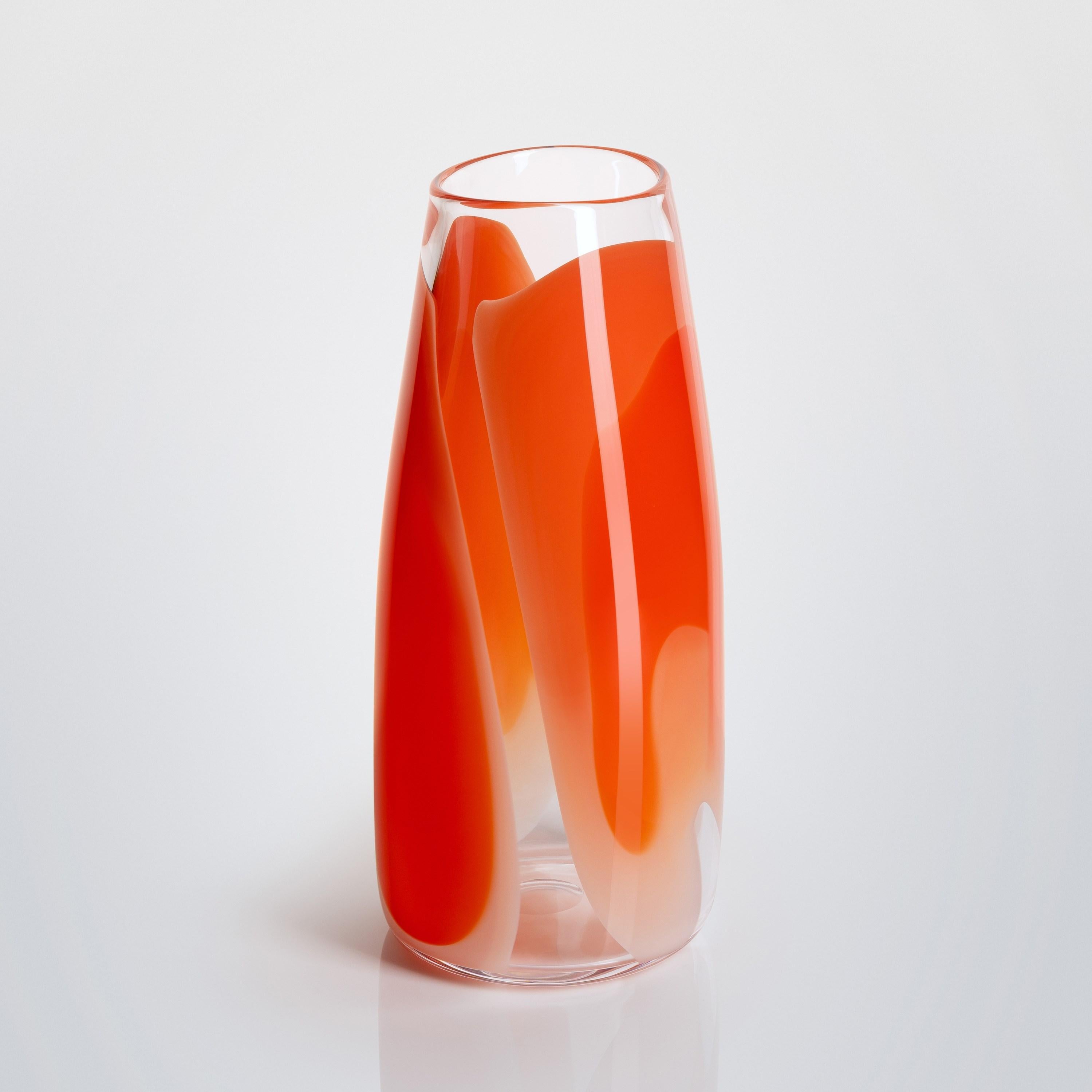 Britannico Waves n. 586, un vaso astratto in vetro soffiato a mano rosso, pesca e rosa di Neil Wilkin in vendita