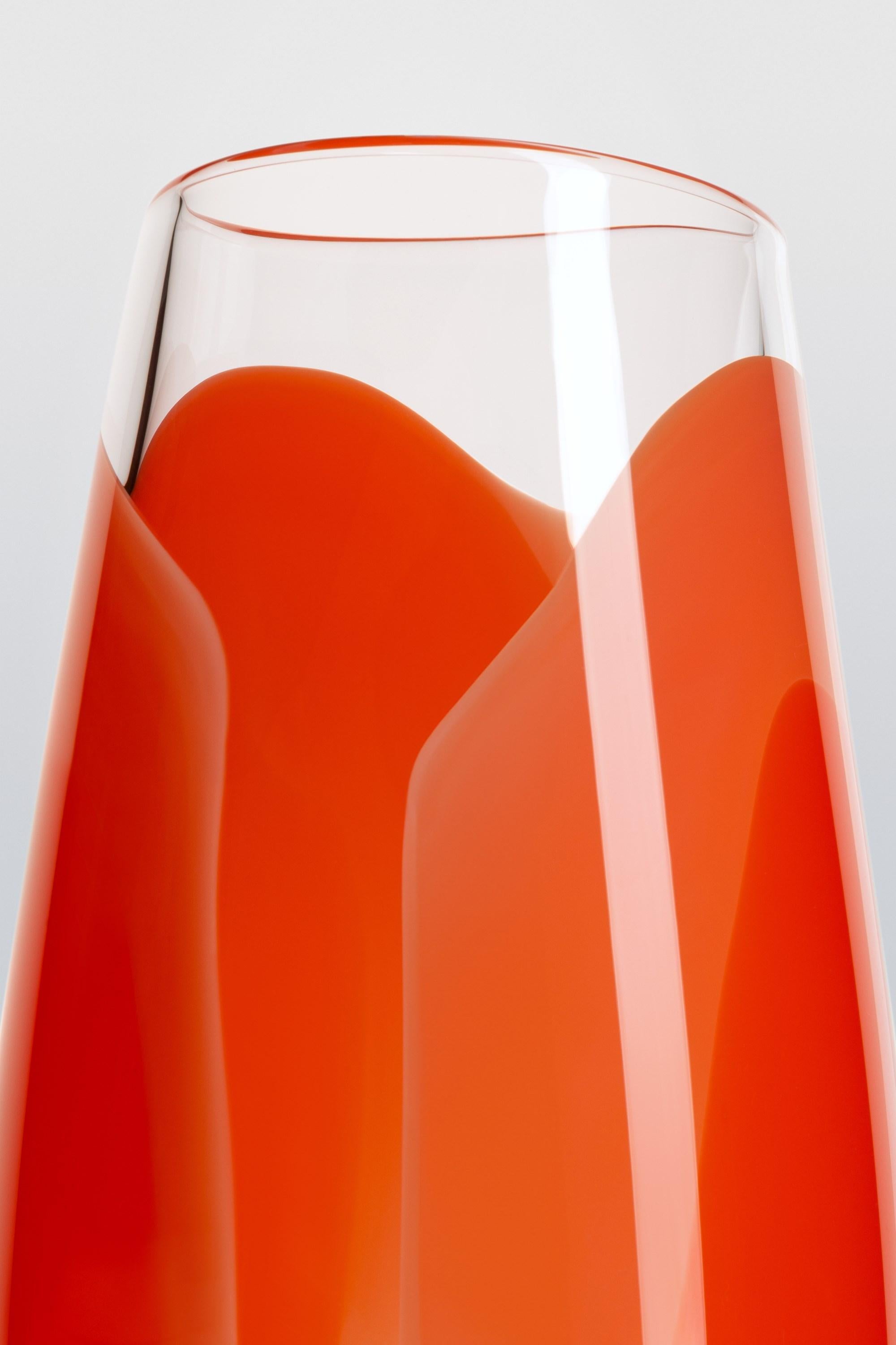 Fatto a mano Waves n. 586, un vaso astratto in vetro soffiato a mano rosso, pesca e rosa di Neil Wilkin in vendita