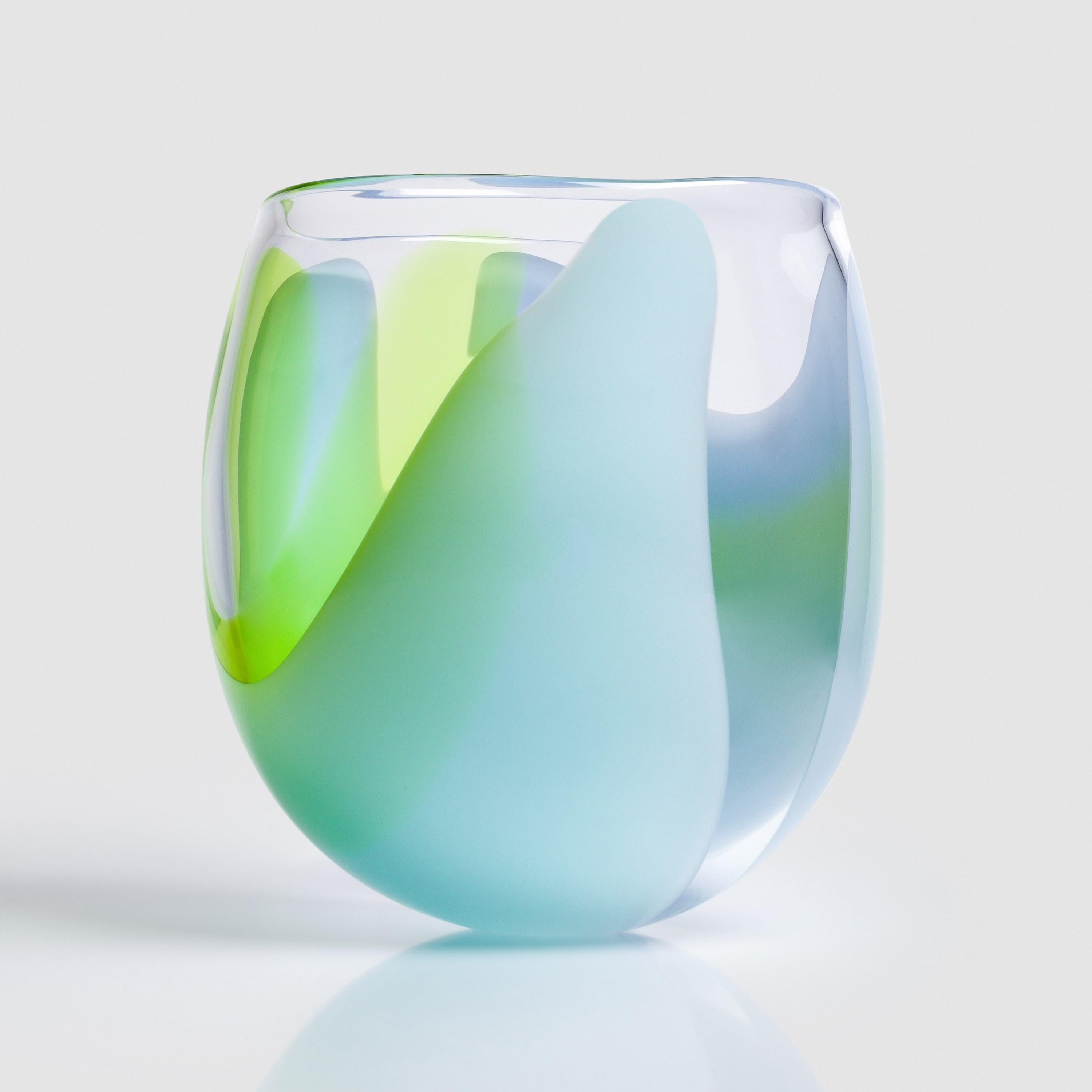 Organique Waves No 637 est un bol sculptural en verre soufflé à la main bleu et chamois de Neil Wilkin en vente