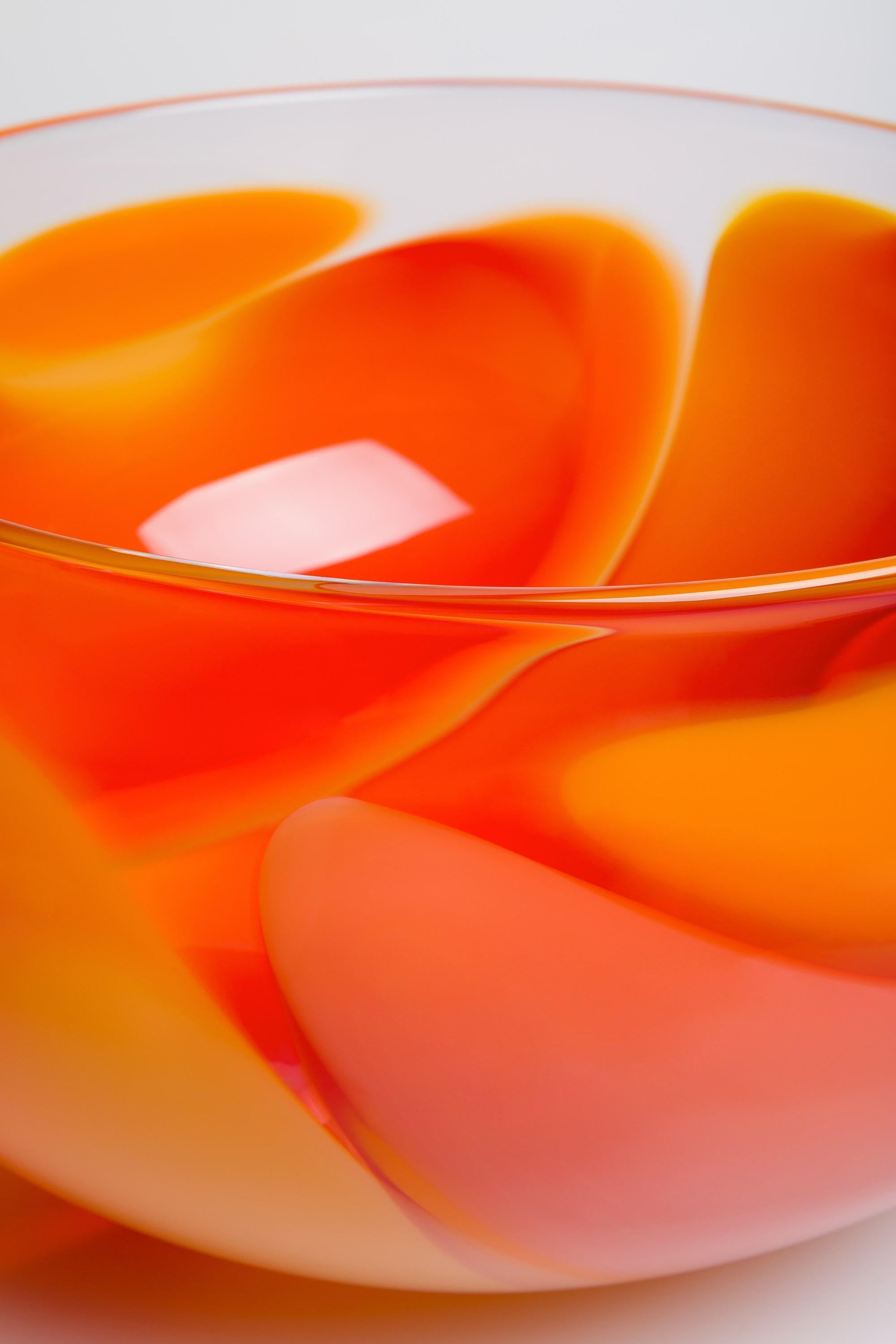 Waves Nr. 646, Schale aus mundgeblasenem Glas in leuchtendem Orange und Gelb von Neil Wilkin (Britisch) im Angebot
