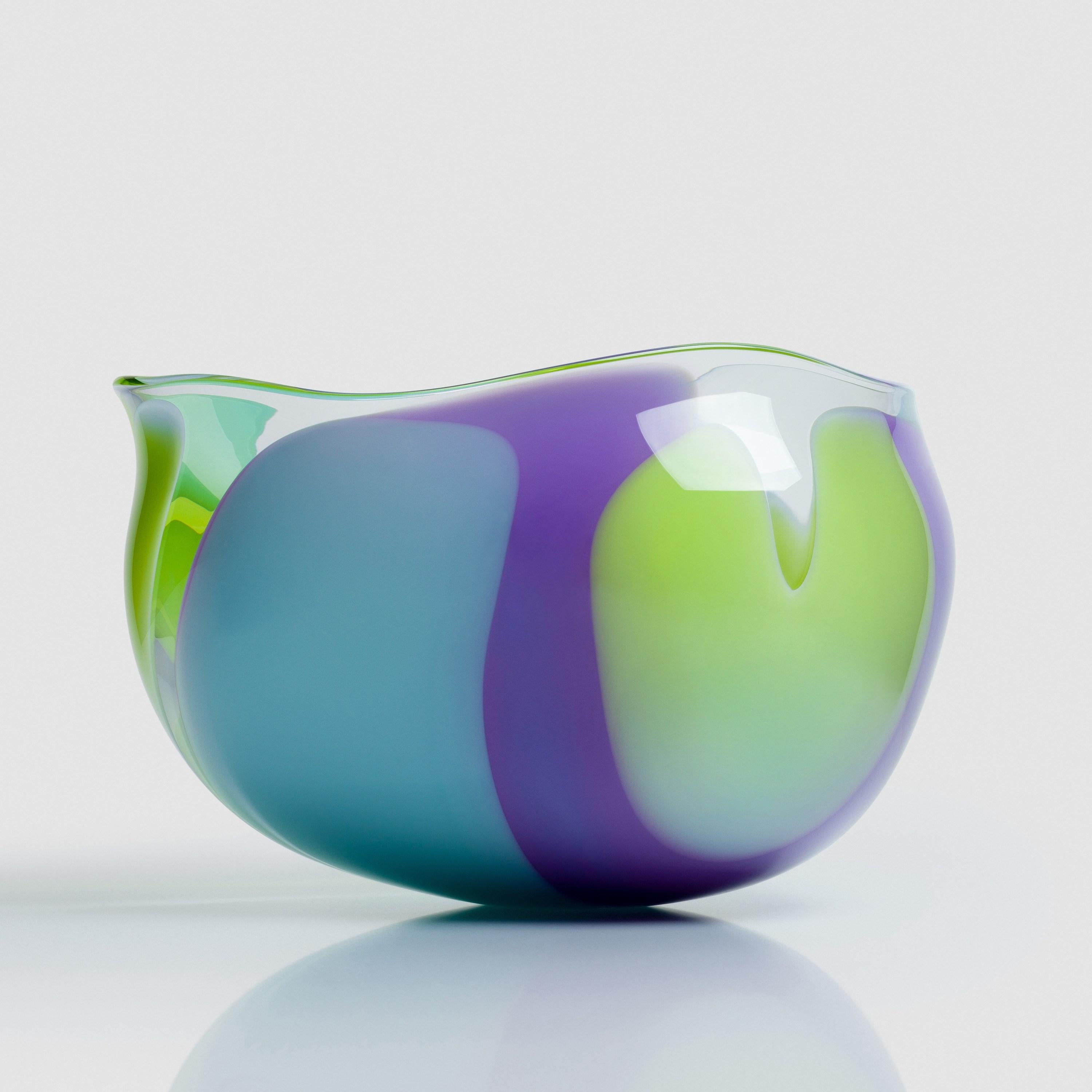 Organique Bol en verre fluide abstrait Waves No 652, lime, aqua & violet de Neil Wilkin