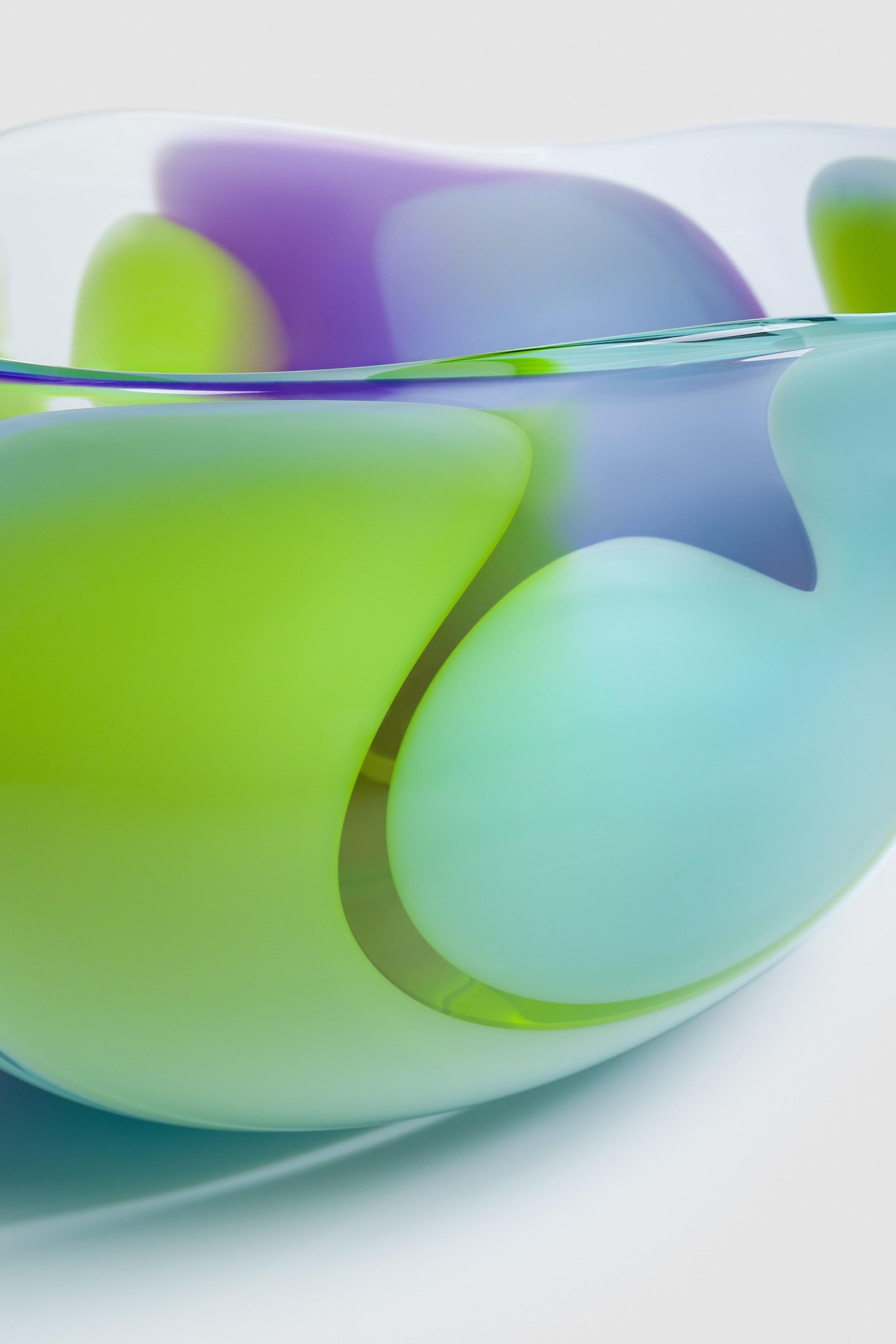 XXIe siècle et contemporain Bol en verre fluide abstrait Waves No 652, lime, aqua & violet de Neil Wilkin