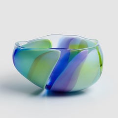 Waves No 654, eine abstrakte mundgeblasene Glasschale aus Blau, Kalk und Aqua von Neil Wilkin