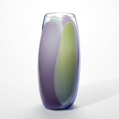 Handgeblasene Glasvase " Waves No R660" aus flüssigem Violett, Celadon und Kalk von Neil Wilkin