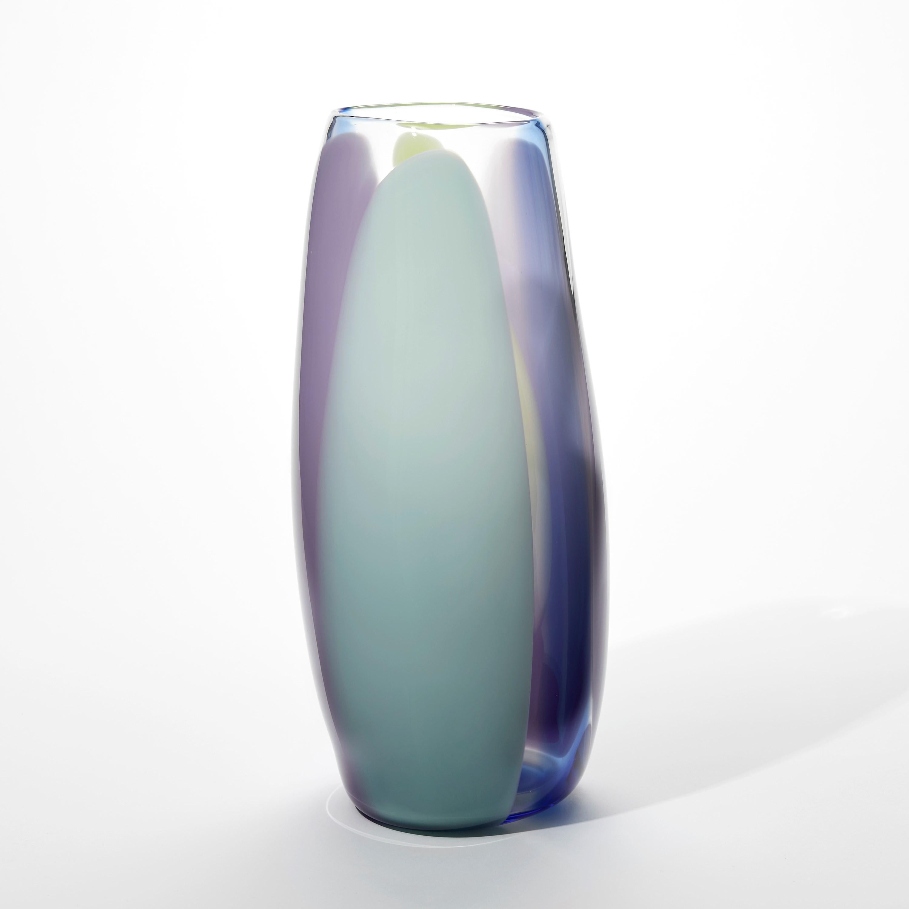 Organico moderno Waves n. R660, vaso fluido in vetro soffiato a mano viola, celadon e lime di Neil Wilkin in vendita