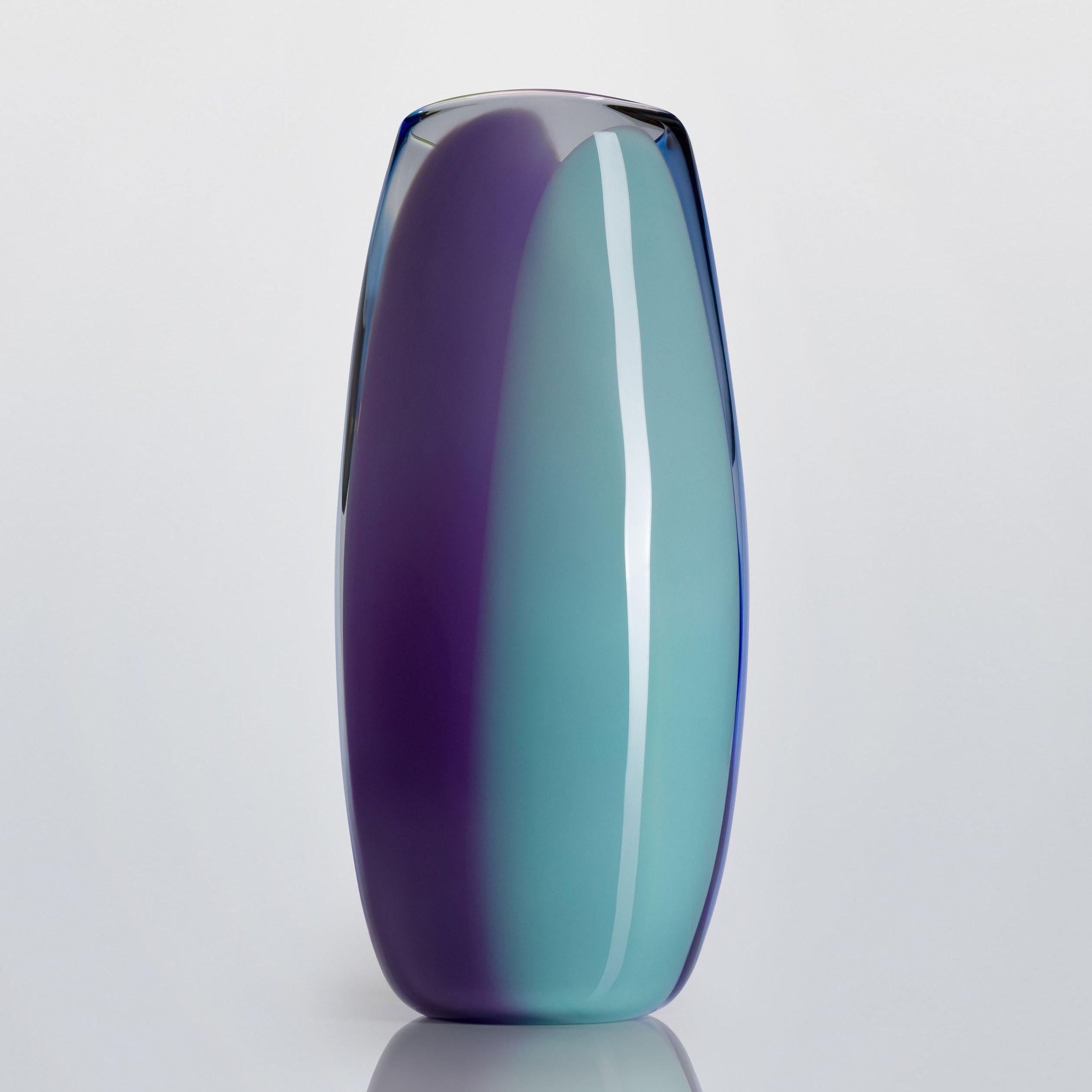 Britannico Waves n. R660, vaso fluido in vetro soffiato a mano viola, celadon e lime di Neil Wilkin in vendita