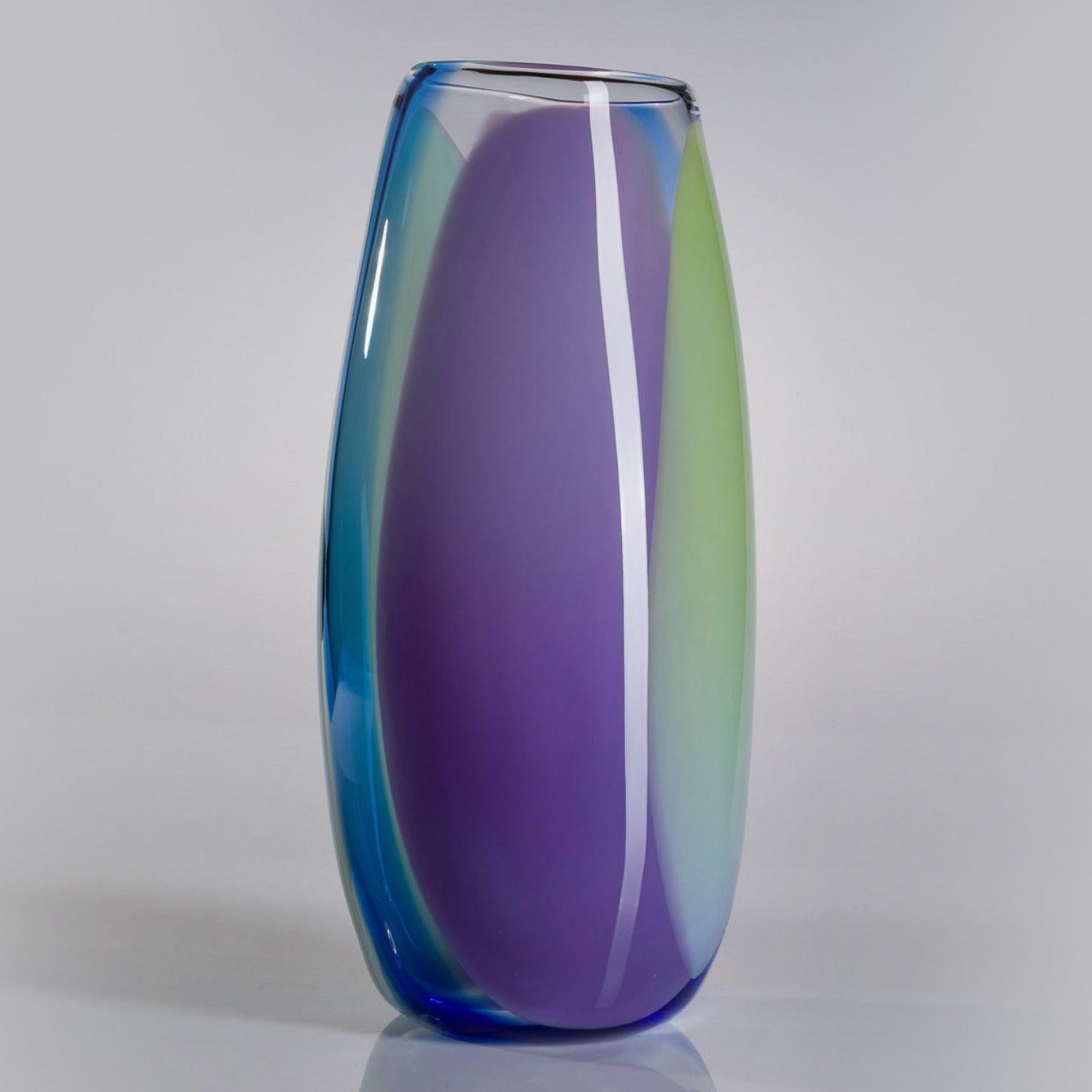 Fatto a mano Waves n. R660, vaso fluido in vetro soffiato a mano viola, celadon e lime di Neil Wilkin in vendita