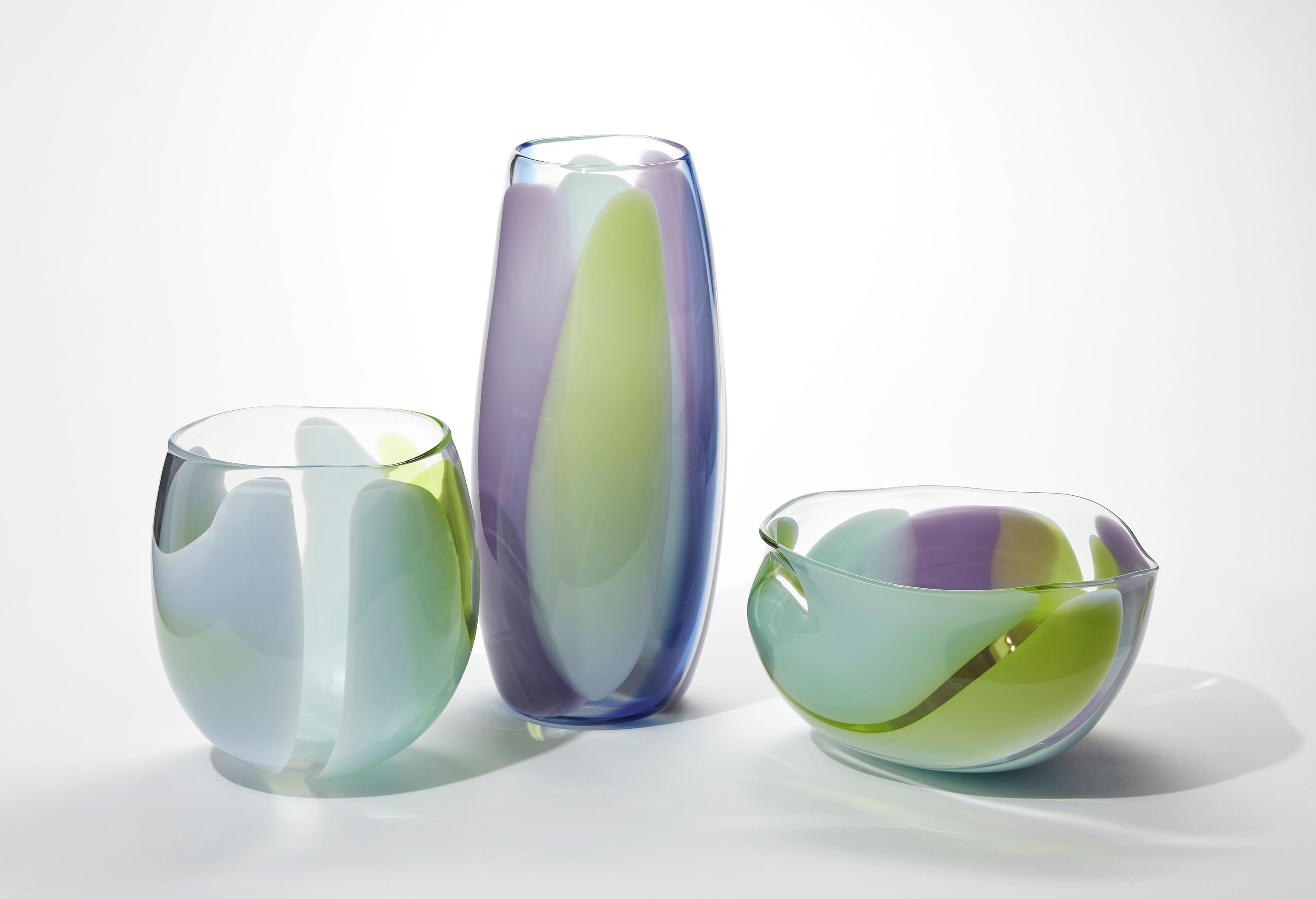Waves n. R660, vaso fluido in vetro soffiato a mano viola, celadon e lime di Neil Wilkin In condizioni Nuovo in vendita a London, GB