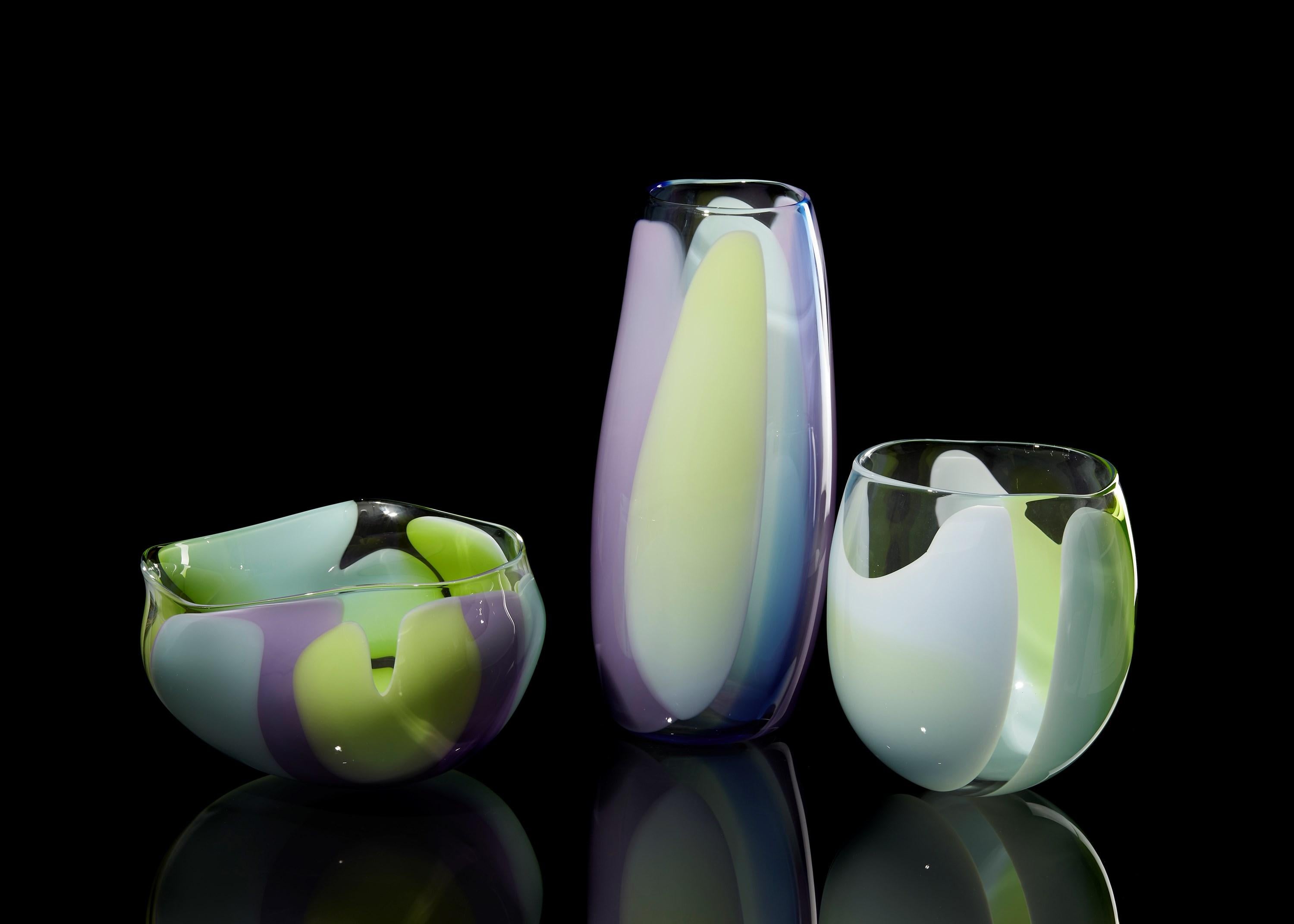 XXI secolo e contemporaneo Waves n. R660, vaso fluido in vetro soffiato a mano viola, celadon e lime di Neil Wilkin in vendita