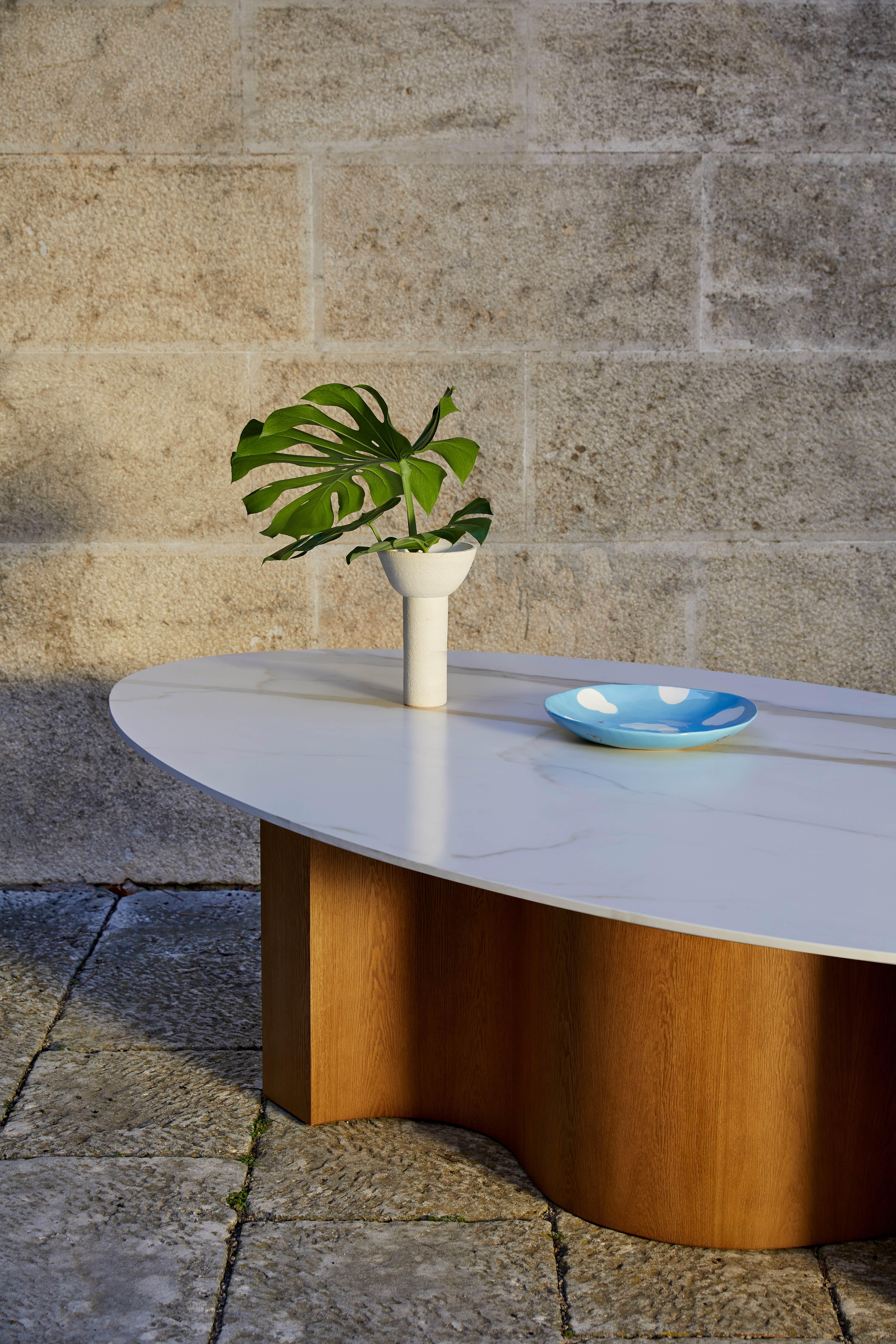 XXIe siècle et contemporain Table à manger WaveWoo avec plateau en pierre en vente
