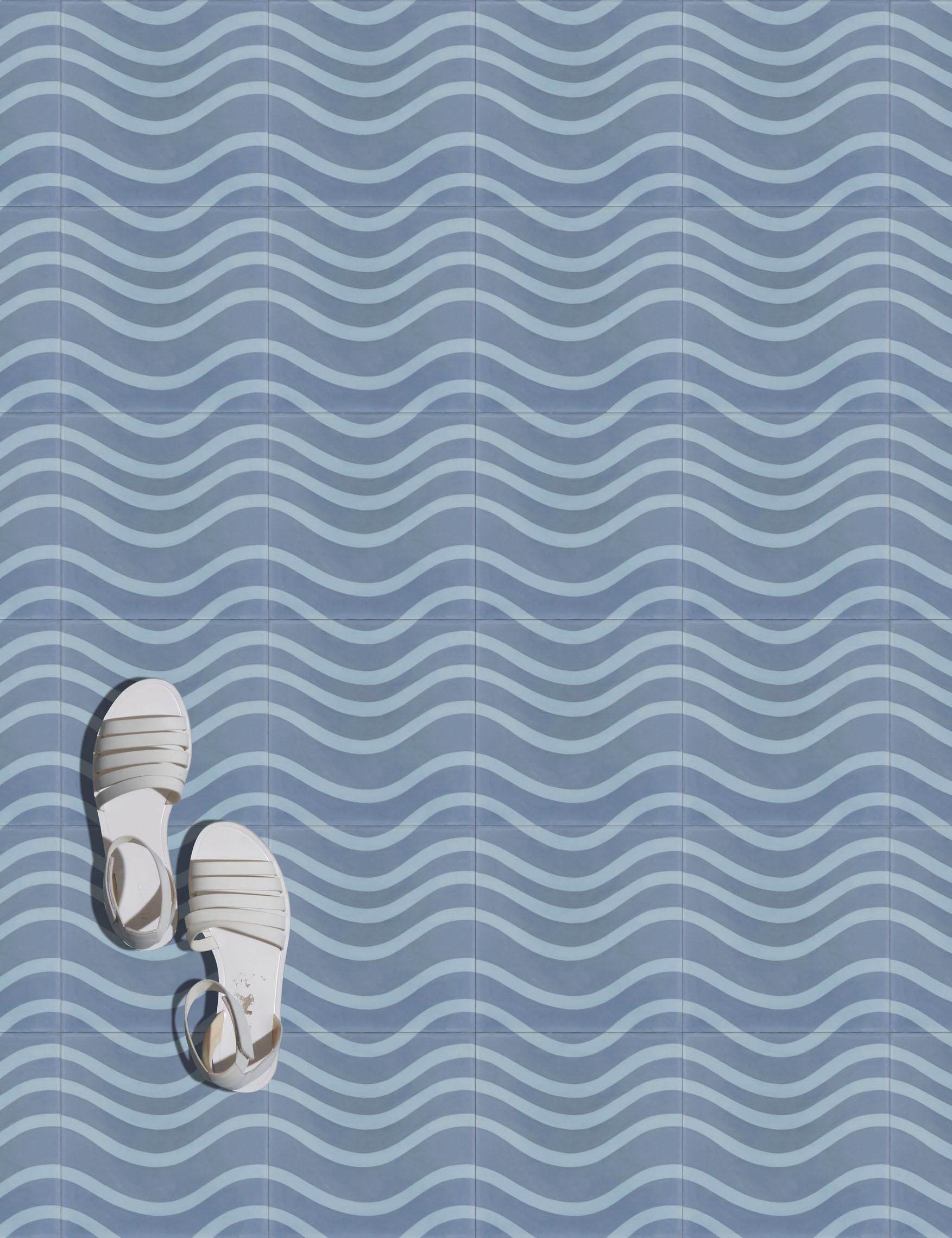 Die wogenden Wellen des Ozeans bringen Sie an den Strand in Ihrem Raum.

Zementfliesen
Art: Enkaustische Zementfliese
Herstellungsverfahren: Hydraulisches Pressverfahren
Materialien: Weißzement, Steinmehl, Zusatzstoffe, Grauzement, Sand/Ton und
