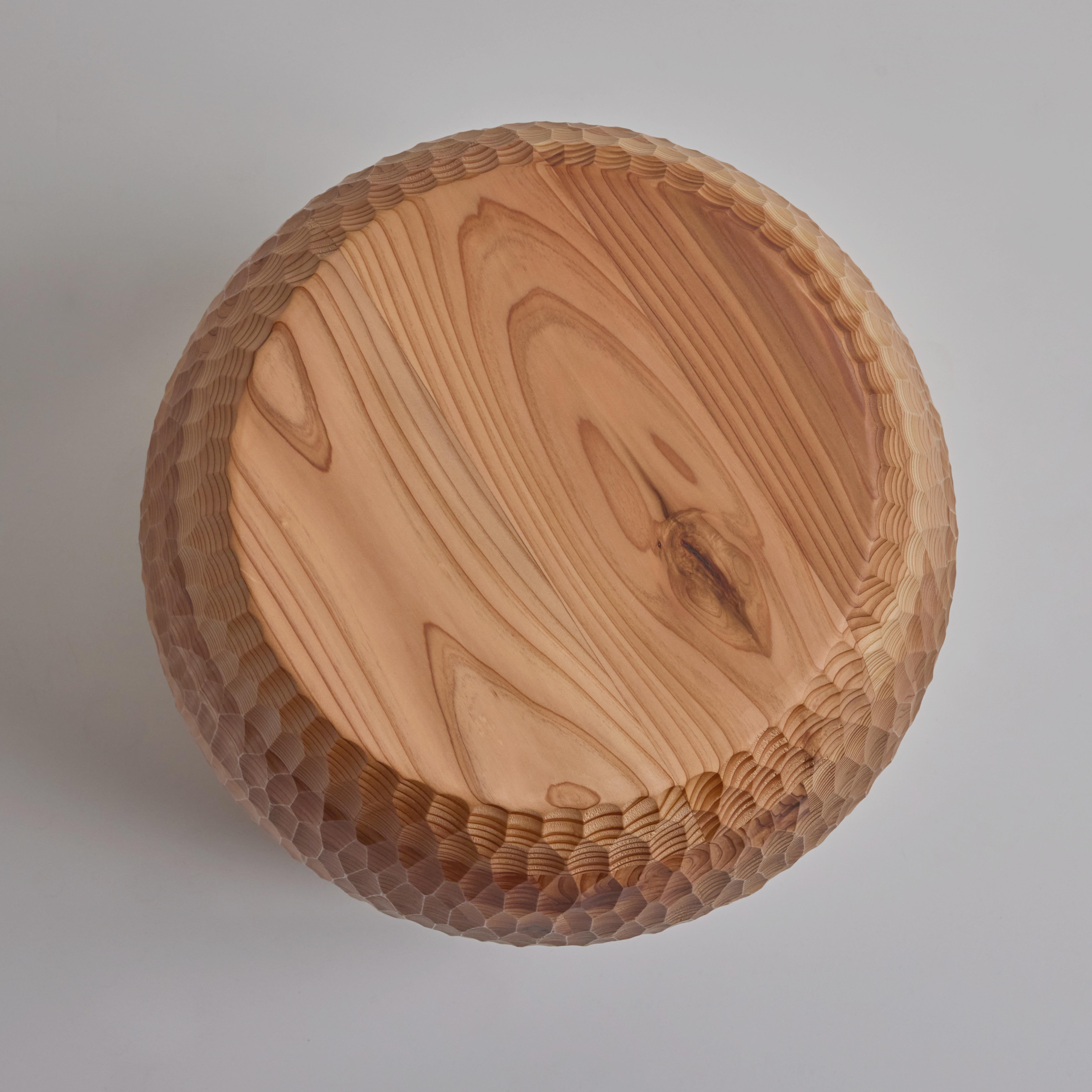 Tabouret ou table d'appoint Wavok en bois de cèdre japonais sculpté à la main pour Hida en vente 3