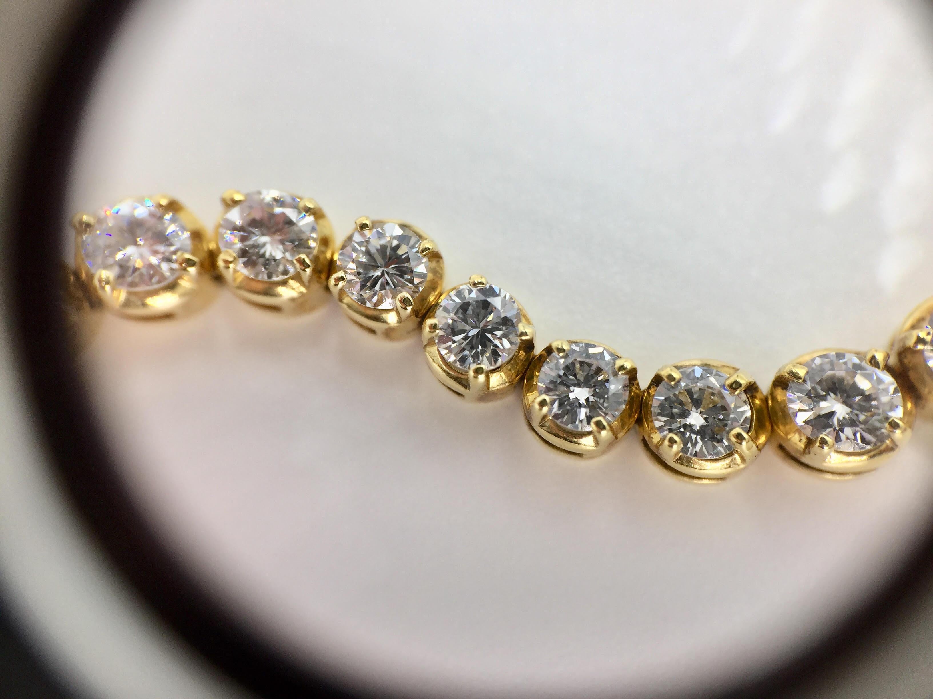 Round Cut Wavy 18 Karat Yellow Gold 3.93 Carat Diamond Tennis Bracelet For Sale