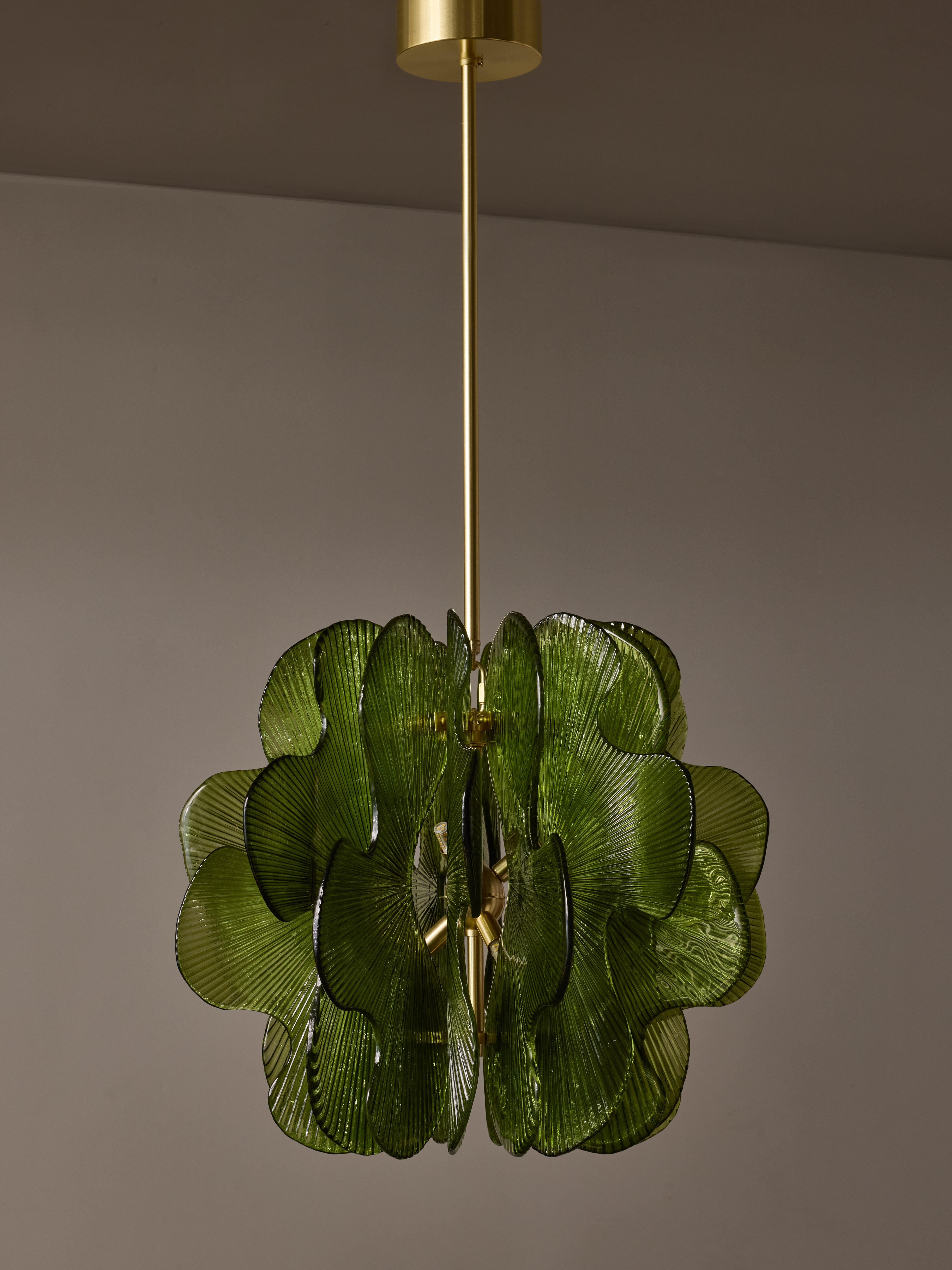 Aufhängung aus gewelltem und gestreiften grünen Murano-Glas (Moderne) im Angebot